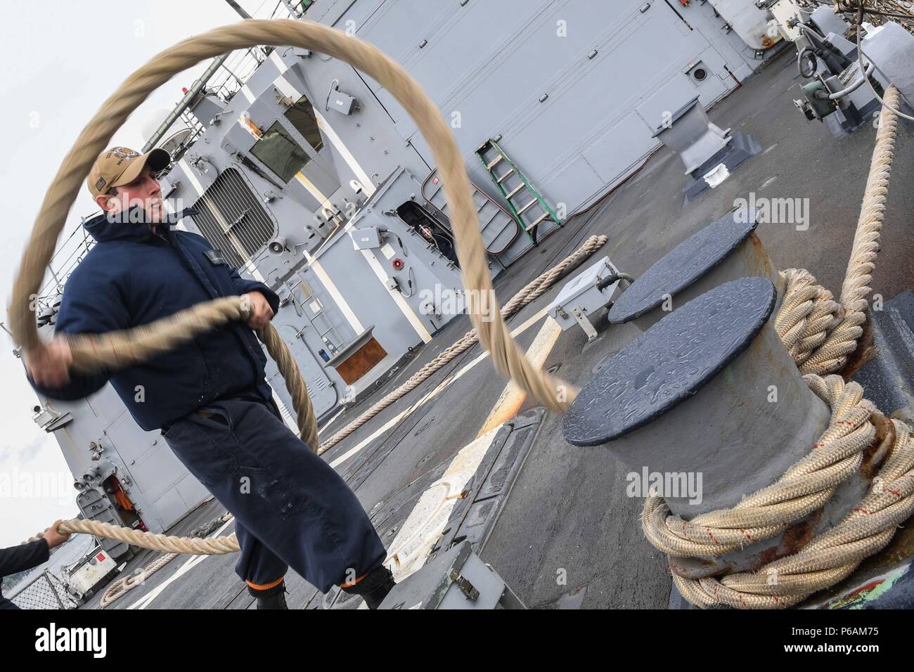 180621-N-RP 878-010 Kiel (21. Juni 2018) Elektroniker 3. Klasse Matthew Baughman Linie wie der Arleigh-burke-Klasse geführte Anti-raketen-Zerstörer USS Bainbridge (DDG96) Abfahrt Kiel, Deutschland, nach einem geplanten Hafen besuchen, 21. Juni 2018. Bainbridge, homeported in der Naval Station Norfolk, ist die Durchführung von naval Operations in den USA 6 Flotte Bereich der Maßnahmen zur Unterstützung der US-amerikanischen nationalen Sicherheitsinteressen in Europa und Afrika. (U.S. Marine Foto von Mass Communication Specialist 1. Klasse Theron J. Godbold/Freigegeben) Stockfoto