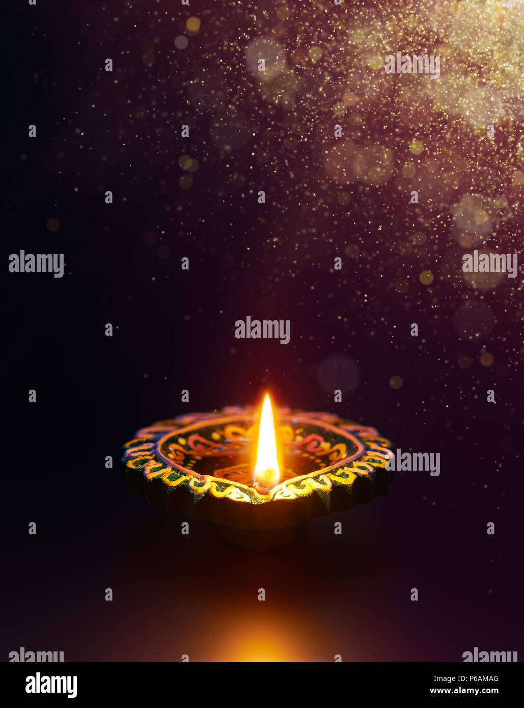 Diwali feiern - Diya Leuchte mit goldenem Glitter Stockfoto