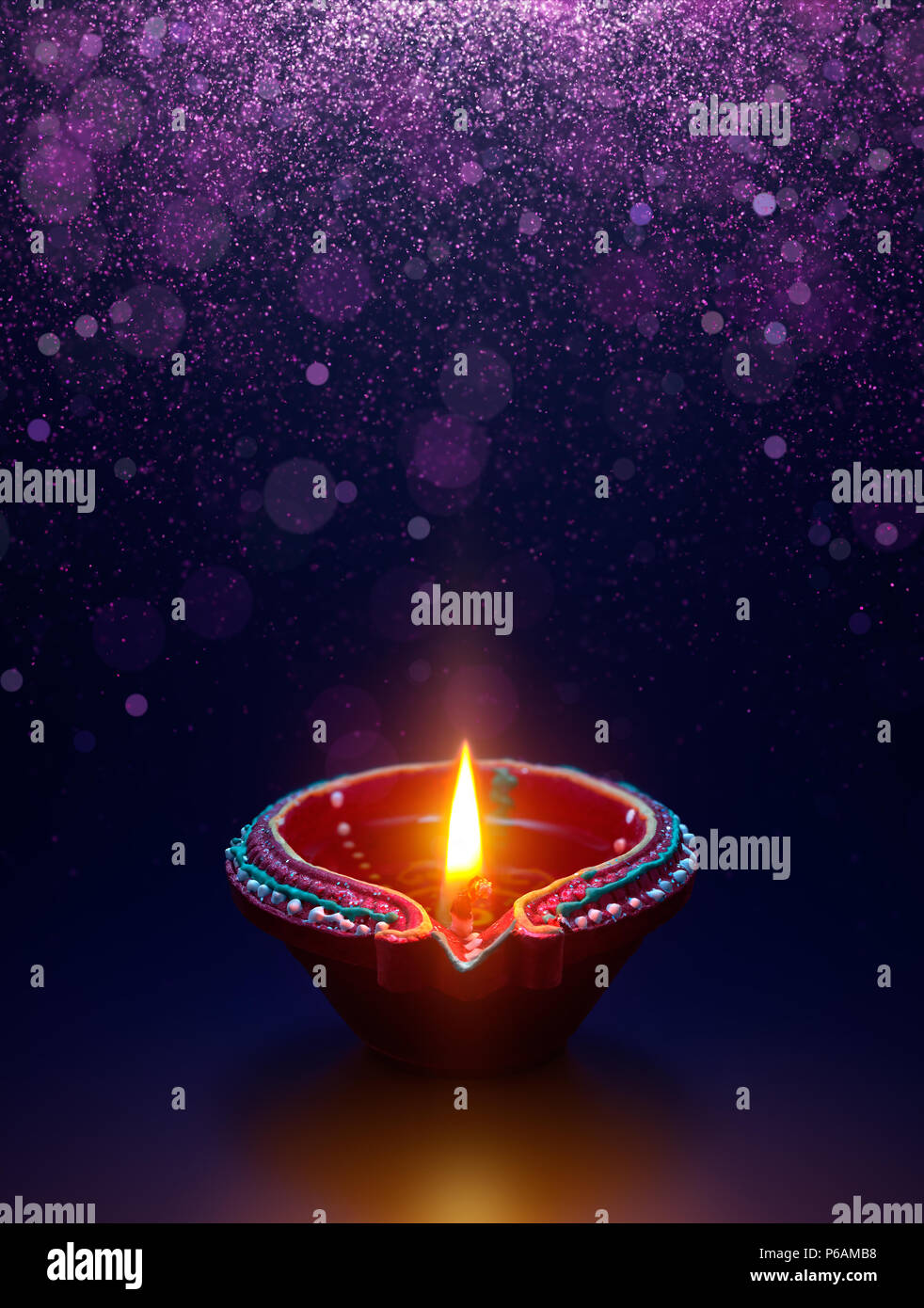 Diwali feiern - Diya Lampe mit Glitter hellen Hintergrund Stockfoto
