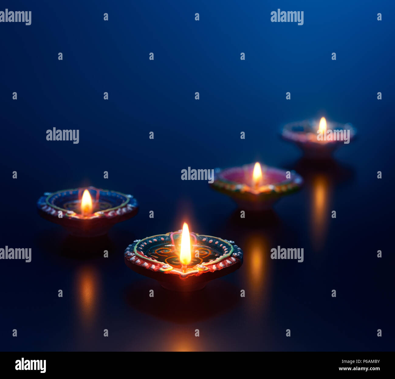 Bunte diya Lampen leuchten bei diwali Feier Stockfoto