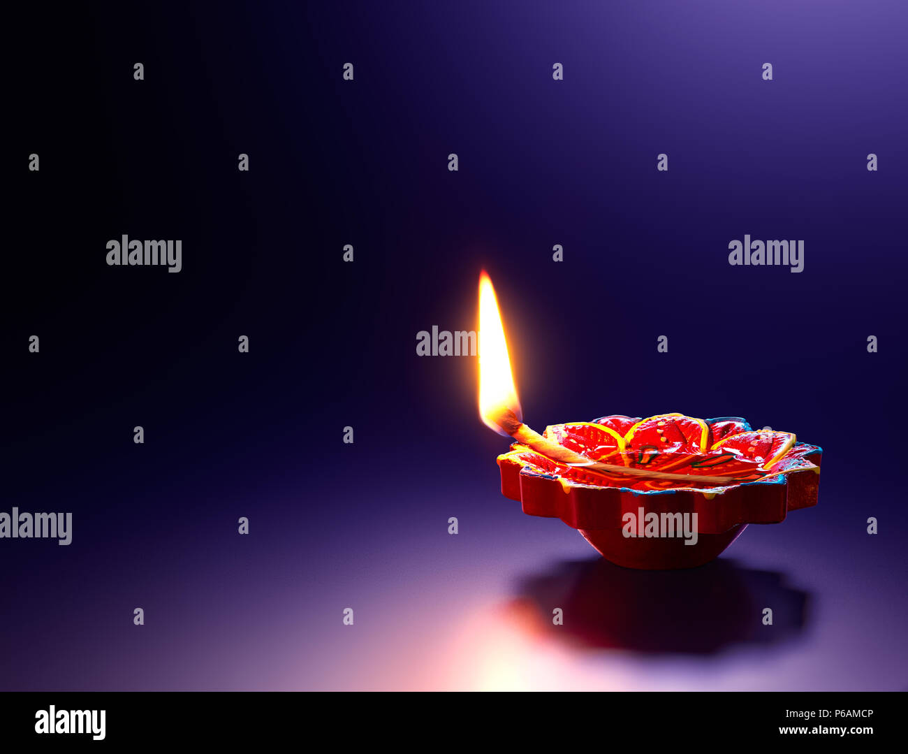 Happy Diwali - Rot diya öl Lampe auf lila Hintergrund Stockfoto