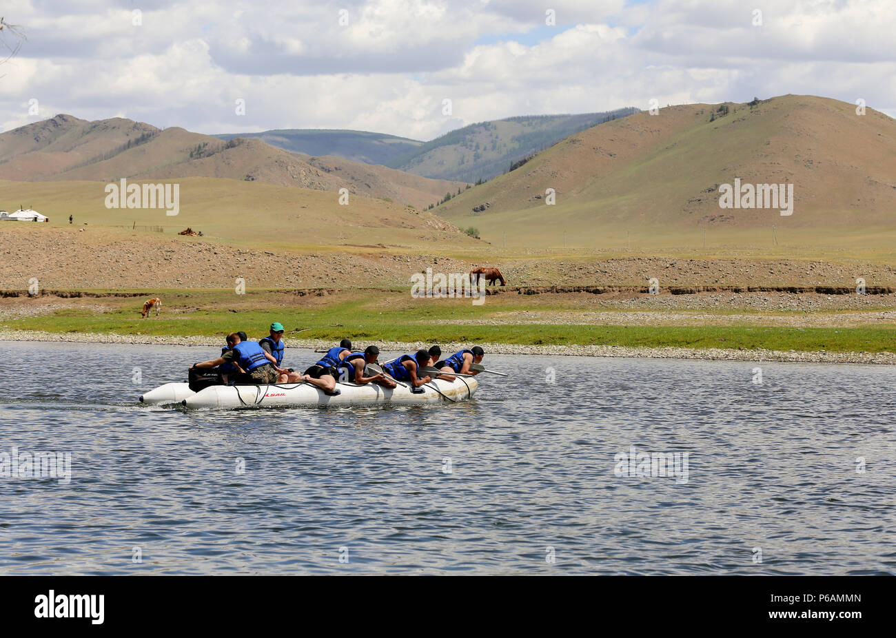 Us-Marines von Expeditionary Operations Training Gruppe, III Marine Expeditionary Force, lehren Riverine operations- und an die Mitglieder der mongolischen Streitkräfte bei Khaan Quest 2018 kritischer Wegbereiter, der Fähigkeit Verbesserung Übung in der Umgebung von Ulaanbaatar, Mongolei, Juni 22. Der Zweck der Khaan Quest 18 ist der Vereinten Nationen die Ausbildung für die Teilnehmer durch die Durchführung von realistischen Peace Support Operations zu gewinnen, gehören die Stärkung und Verbesserung von friedenserhaltenden Maßnahmen der Vereinten Nationen Interoperabilität und militärischen Beziehungen zwischen den teilnehmenden Nationen. Die 25 Mongolische Stockfoto