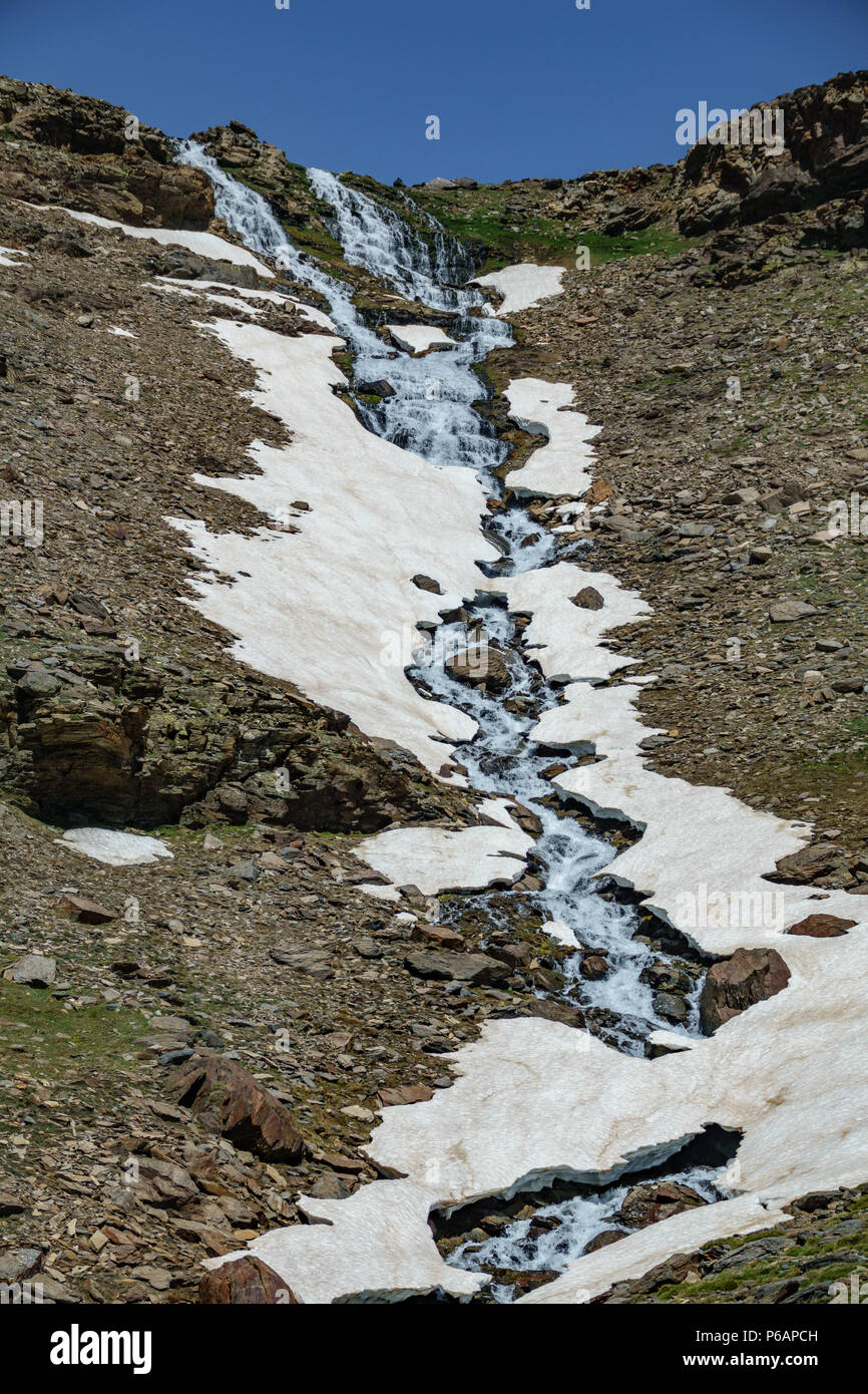 Wasserfall mit Eis und Schneefelder, vertikalen Zusammensetzung Stockfoto