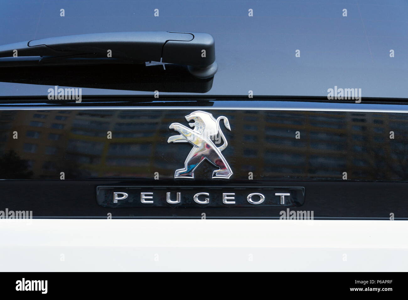 Prag, tschechische Republik - 29. MÄRZ 2018: Peugeot Firmenlogo auf Silber Auto am 29. März 2018 in Prag, Tschechische Republik. Stockfoto