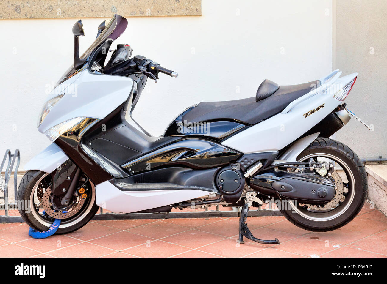 Rom, Italien - Juni 27; 2018: Zwei-zylinder Roller Yamaha Tmax; an der Küste von Rom geparkt. In Japan von Yamaha Motor produziert seit 2001. Stockfoto