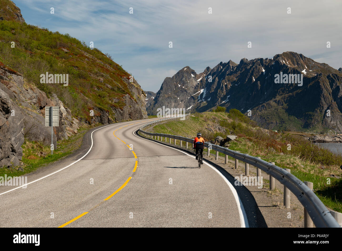 Radfahren auf Reine, Lofoten, Norwegen. Stockfoto