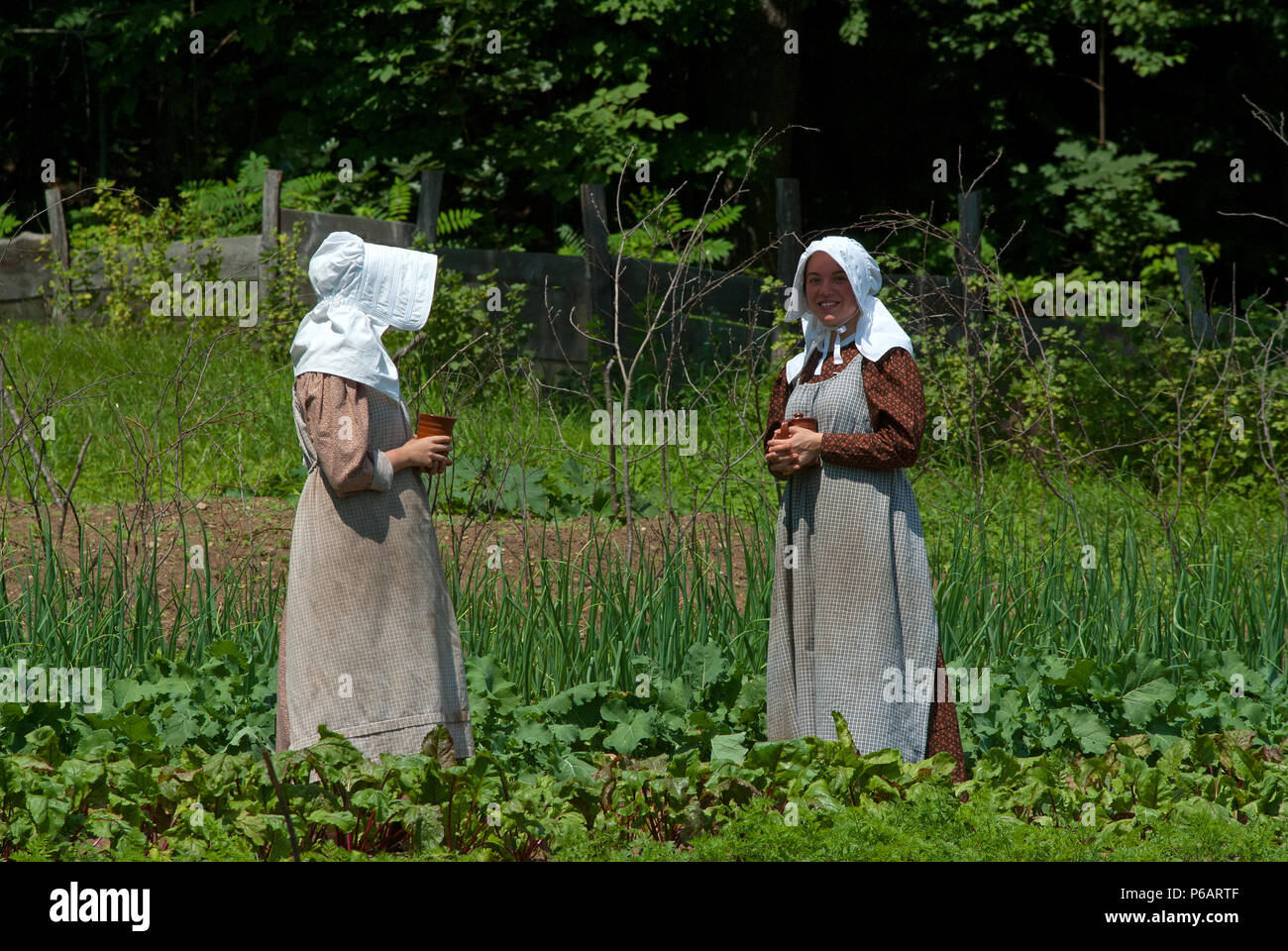 Zwei junge Landwirte in traditioneller Kleidung (19. Jahrhundert) an Old Sturbridge Village, Sturbridge, Worcester County, Massachusetts, USA Stockfoto