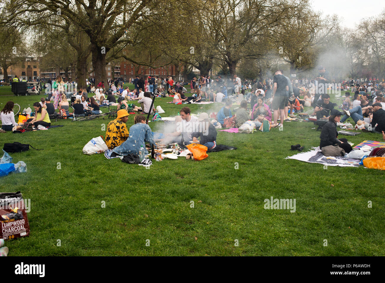 London. Hackney. London Felder. Grillfeste und Picknicks. Die Leute sitzen auf dem Gras und Picknicks genießen. Stockfoto