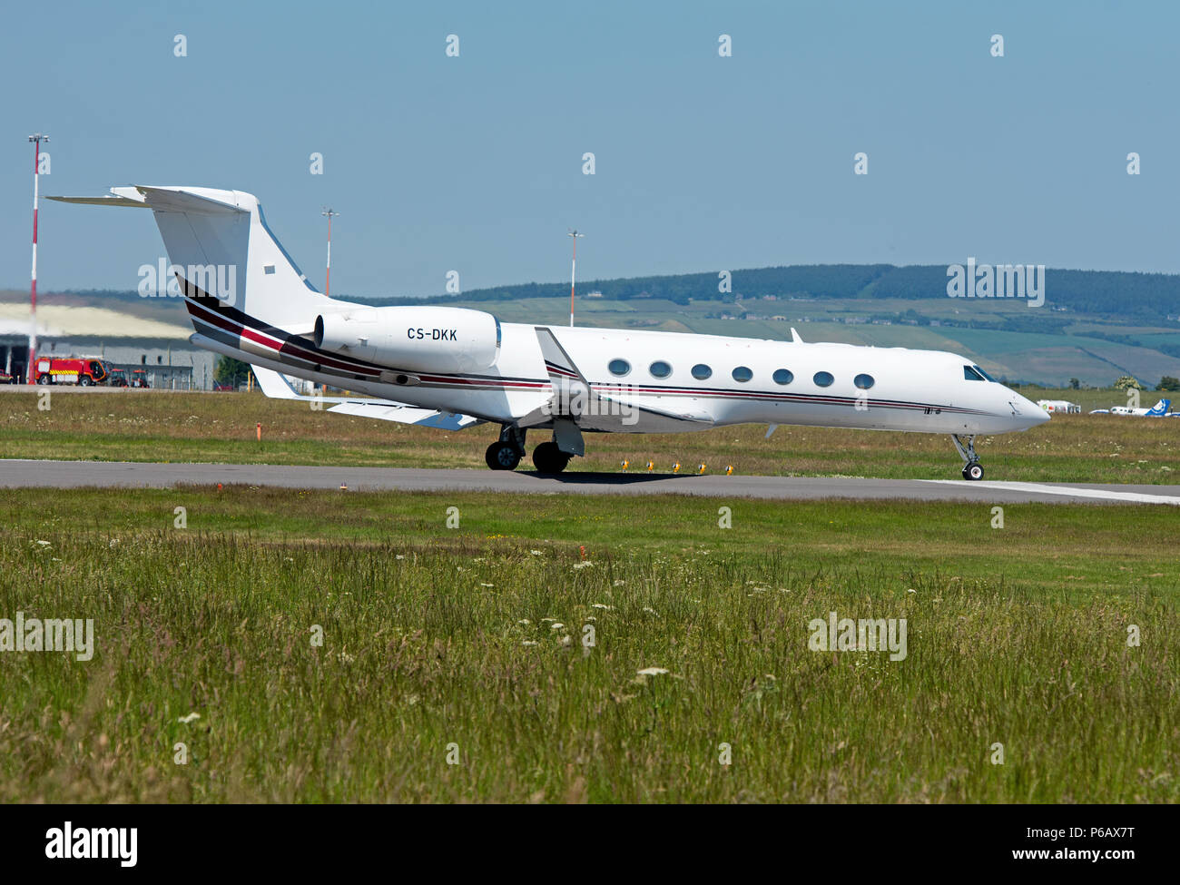 Gulfstream 550 twin engined Business Jet von Net Jets Europa Anfahren/Landung auf dem Inverness Dalcross Flughafen besaß in den schottischen Highlands. Stockfoto
