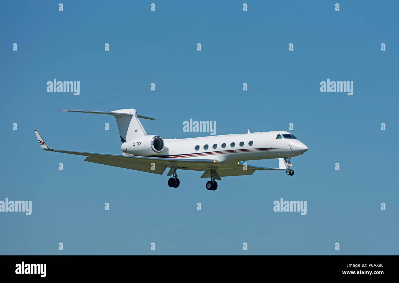 Gulfstream 550 twin engined Business Jet von Net Jets Europa Anfahren/Landung auf dem Inverness Dalcross Flughafen besaß in den schottischen Highlands. Stockfoto