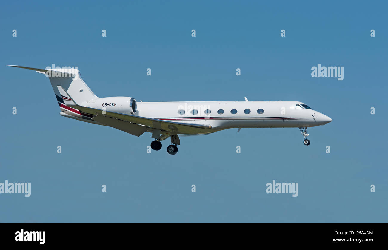 Gulfstream 550 twin engined Business Jet von Net Jets Europa Anfahren/Landung auf dem Inverness Dalcross Flughafen besaß in den schottischen Highlands. Stockfoto