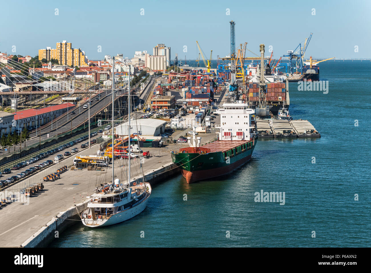 Lissabon, Portugal - 19. Mai 2017: Industrielle Hafen und das Stadtbild von Lissabon, Portugal. Blick vom Schiff. Stockfoto