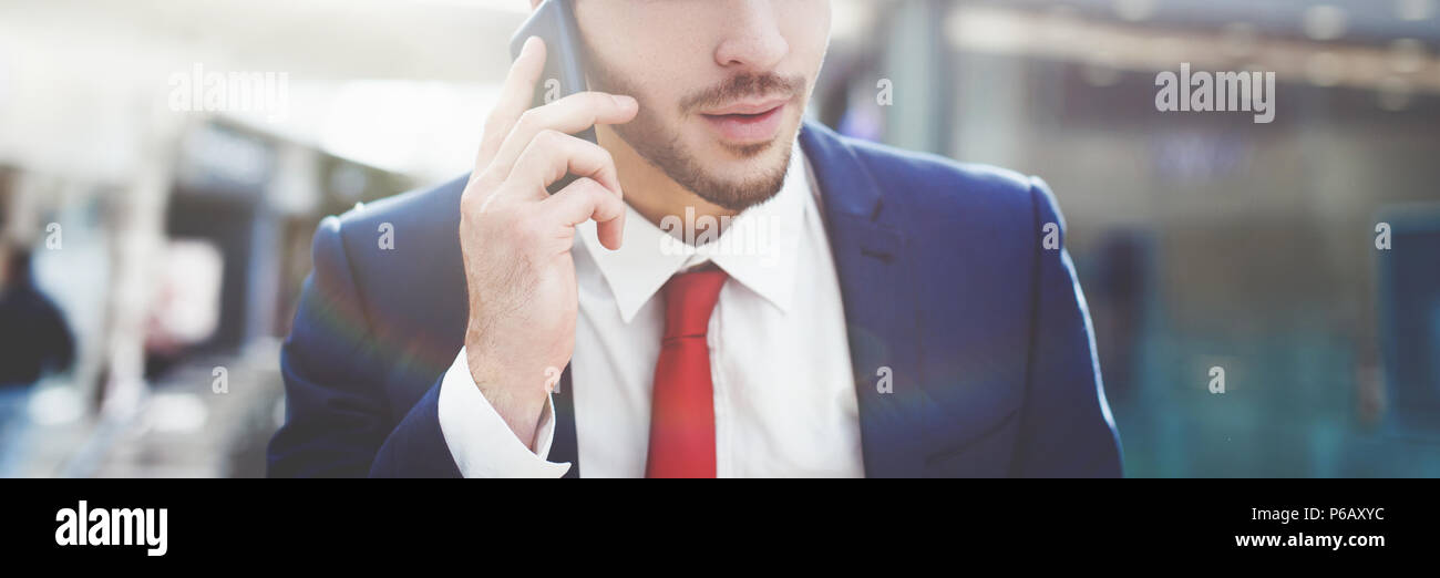 Junge trendige Geschäftsmann ein Aufruf im Business center Nahaufnahme Stockfoto