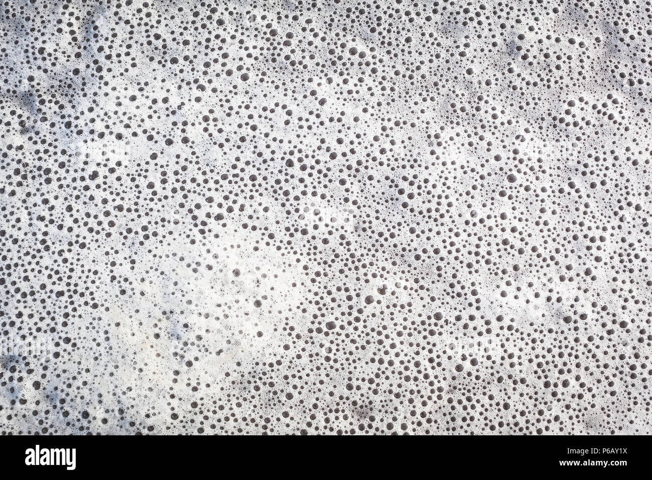 Hintergrund Textur von vielen kleinen Schaum Blasen an der Wasseroberfläche Stockfoto