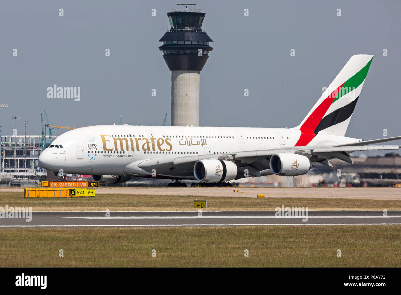 Eine Emirates Airlines Airbus A380, weg vom Flughafen Manchester in England. Stockfoto