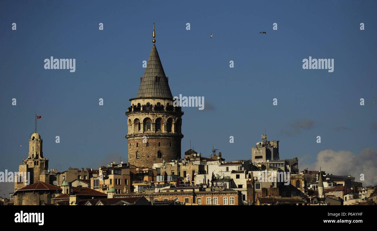 Die Türkei. Istanbul. Galata-turm. Medieva steinernen Turm in Galata Viertel. Im Jahre 1348 erbaut. Außerhalb. Stockfoto