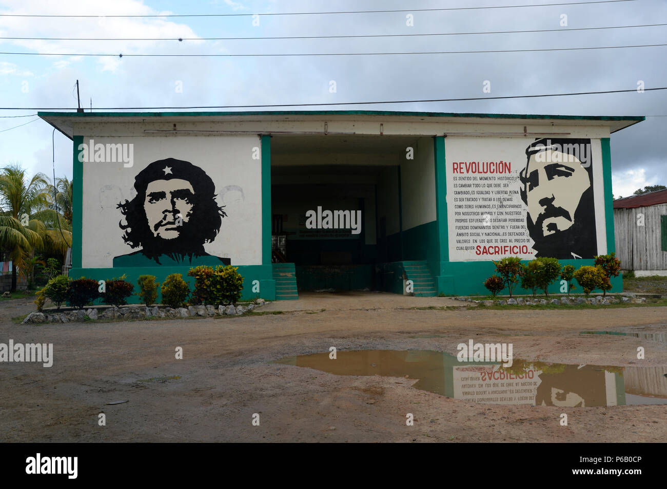 Kuba, Pinar del Rio, die Porträts von Che Guevara und Fidel Castro in einem landwirtschaftlichen Gebäude am Eingang der kleinen Stadt Consolacion del Sur lackiert Stockfoto