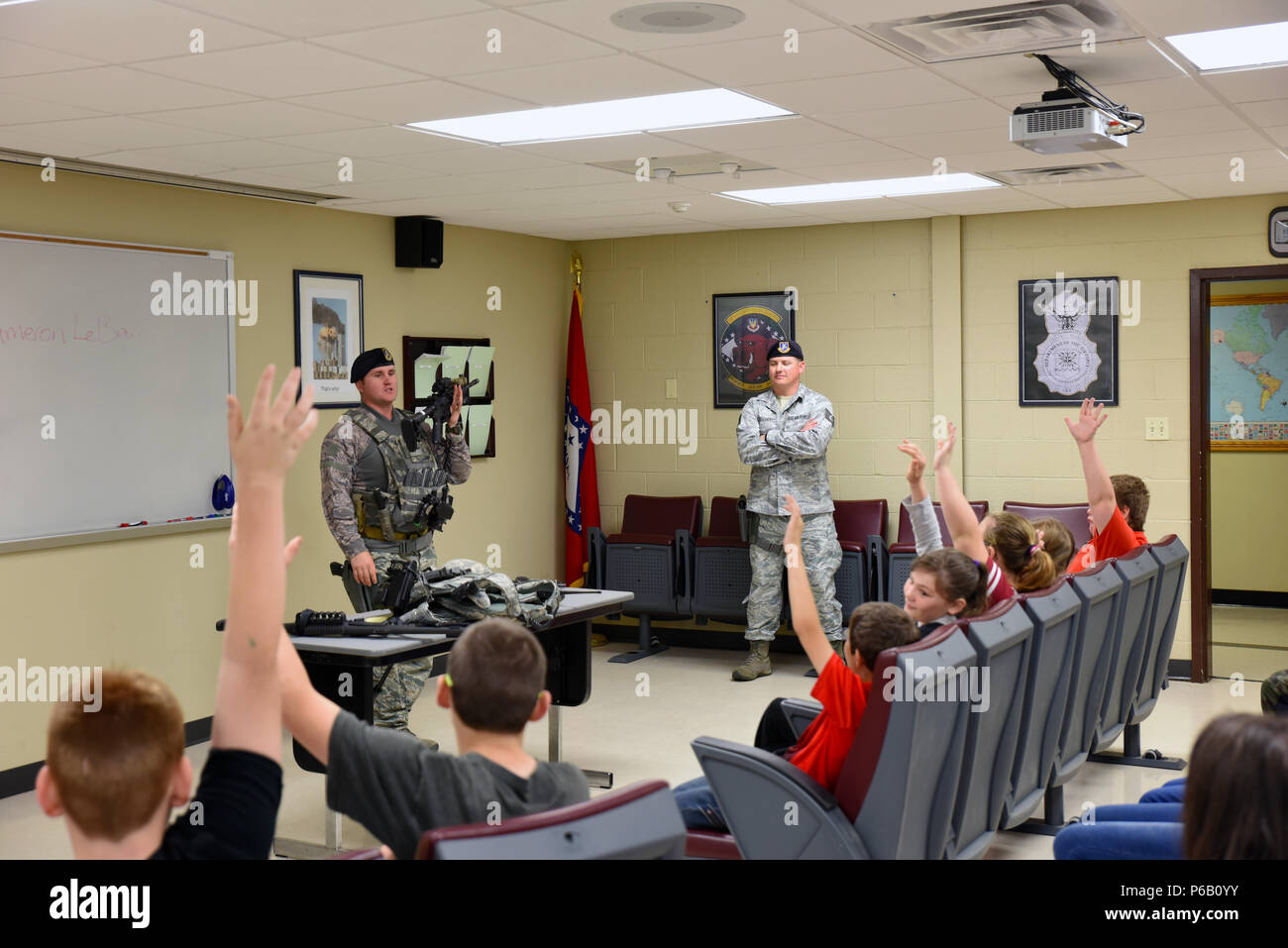 Staff Sgt. Cameron Lebarr, 188 Sicherheitskräfte Squadron Mitglied, zeigt Studenten aus Mansfield Grundschule Werkzeuge und Waffen, mit der die 188 SFS verwendet. April 20, 2016, während Ihrer Tour bei Ebbe Air National Guard Base, Fort Smith, Arche. Die Studierenden wurden gezeigt, Karrieren im Tiefbau, in der Ferne pilotengesteuerte Flugzeug- und Sicherheitskräfte. (U.S. Air National Guard Foto von älteren Flieger Cody Martin/Freigegeben) Stockfoto