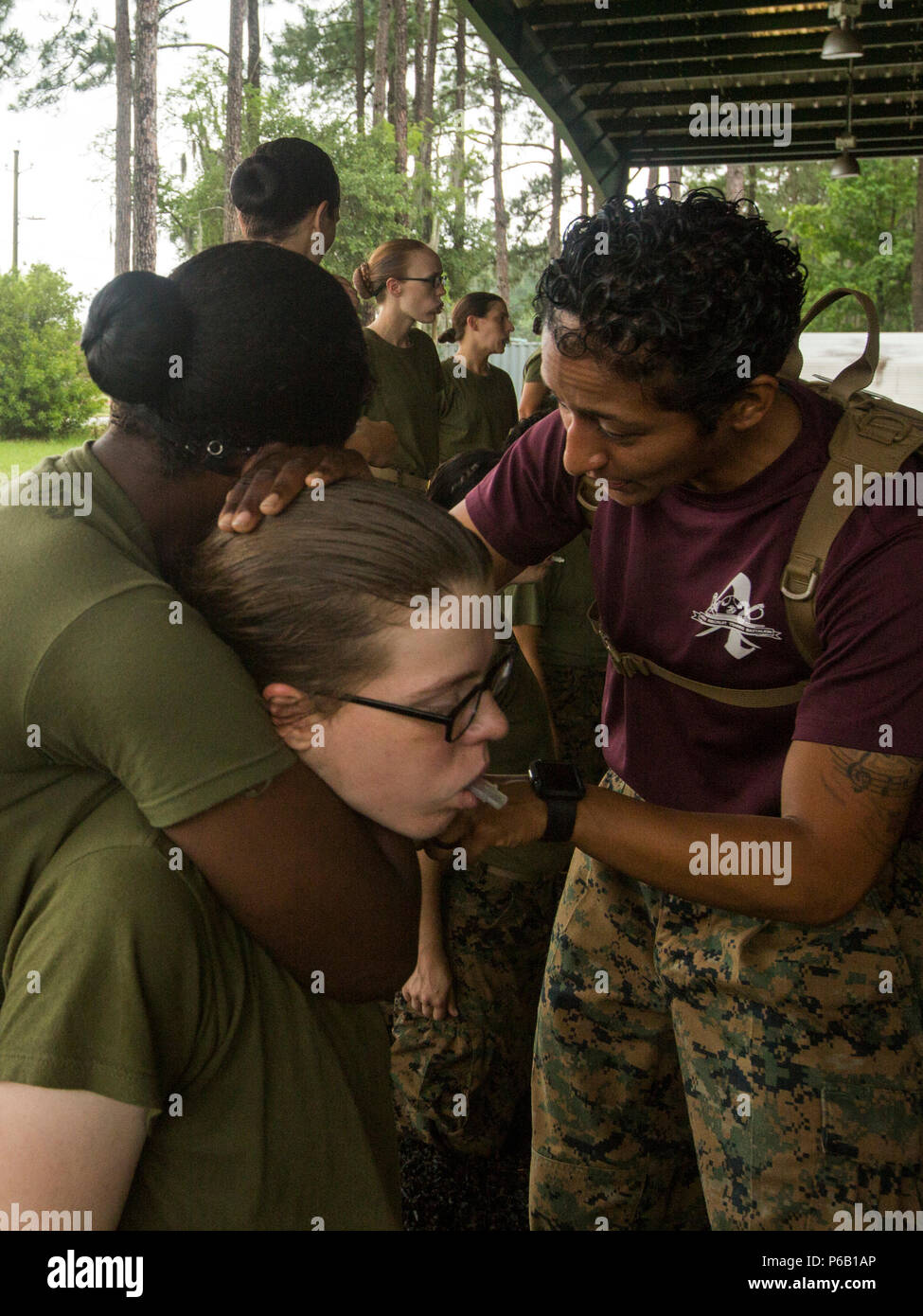 Drill Instructor Staff Sgt. Anggie R. Acosta, Platoon 4024, November, 4. rekrutieren Ausbildung Bataillon, korrigiert ein während der Martial Arts Training am 18. Mai 2016 zu rekrutieren, auf Parris Island, S.C. Acosta, 29, ist von Paterson, N.J. November Unternehmen ist zu graduieren, 22. Juli 2016 geplant. (Foto von Lance Cpl. Aaron Bolser) Stockfoto