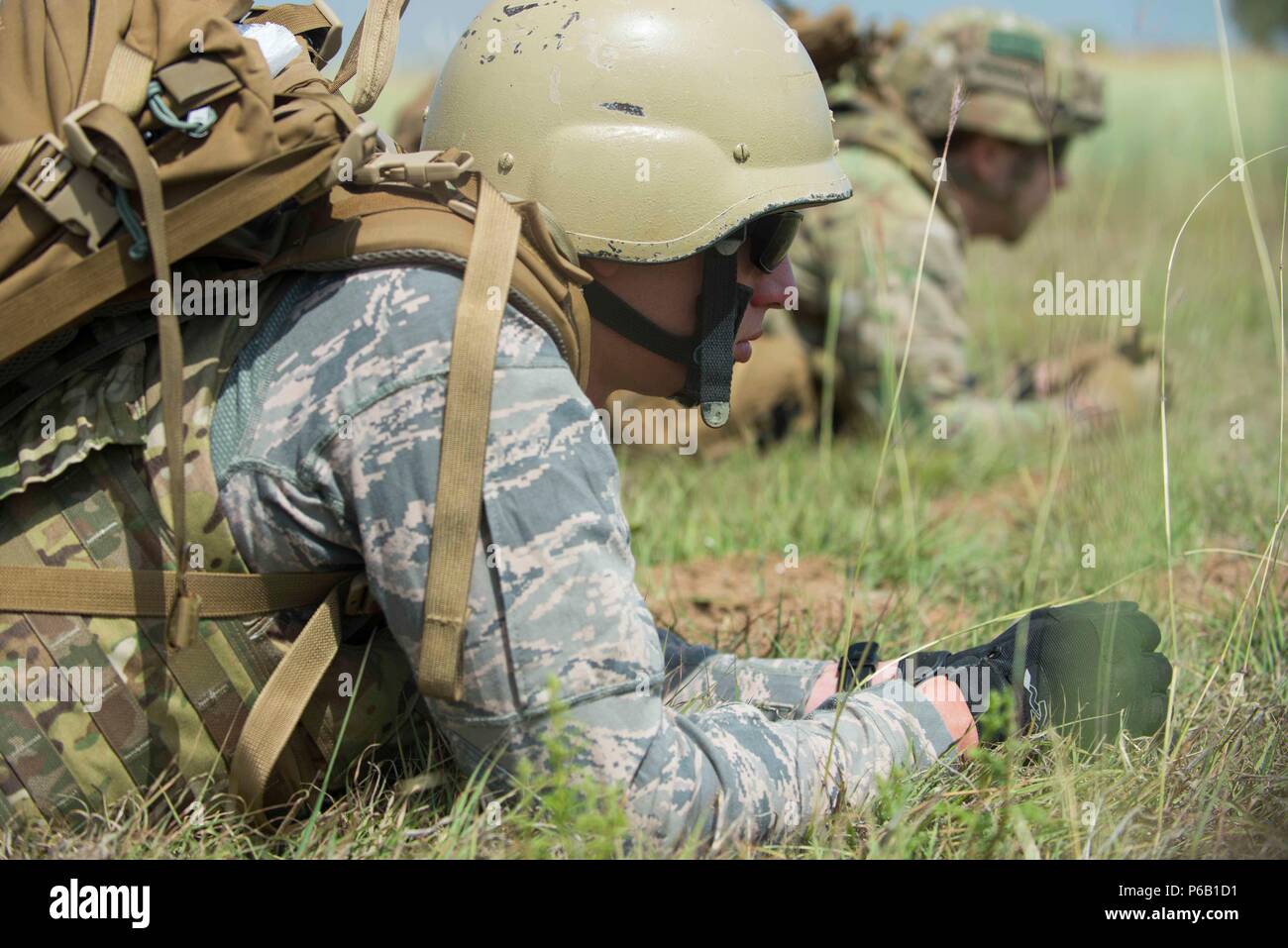 Us Air Force Senior Flieger Alexander Reese (links) und Kyle Macey, 39. Bauingenieur Squadron die Beseitigung von Explosivstoffen gesellen, die während einer Übung Mai 17, 2016, in Incirlik, Türkei. EOD Flieger ausgebildet, um Ihre Fähigkeiten für Blindbewerbungen in Übersee zu schärfen. (U.S. Air Force Foto von älteren Flieger John nieves Camacho/Freigegeben) Stockfoto