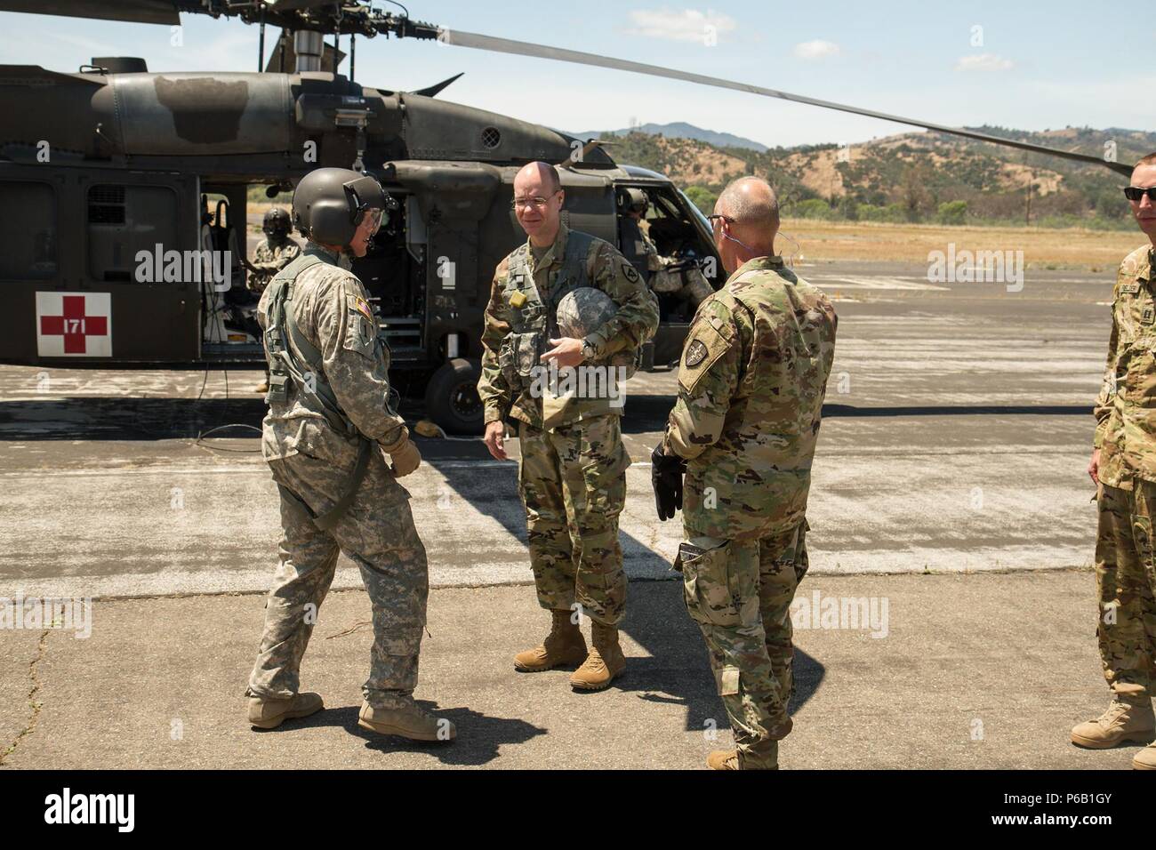 Brig. Gen. Chris Adel (Mitte) und Brig Gen. Michael O'Guinn (rechts) sprechen mit Staff Sgt. Deejay Anderson (links) des 1 Combat Aviation Brigade über Ihren Flug nach TAA Milpitas am 10. Mai 2016 in Fort Hunter Liggett, Calif. Die besuchen, als Teil des 91st Abteilung Weiterbildung WAREX 2016 nahm. (U.S. Armee Foto von 1 Lt Kevin Braafladt 91st Ausbildung Abteilung Public Affairs/Freigegeben) # 91 TD 2016 WAREX Stockfoto