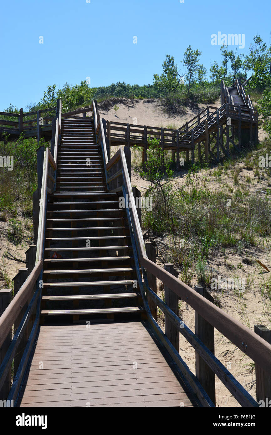 Boardwalk Treppe zum auf der Düne Nachfolge Trail im Westen Strandabschnitt des Indiana Dunes National Park Blick auf Stockfoto