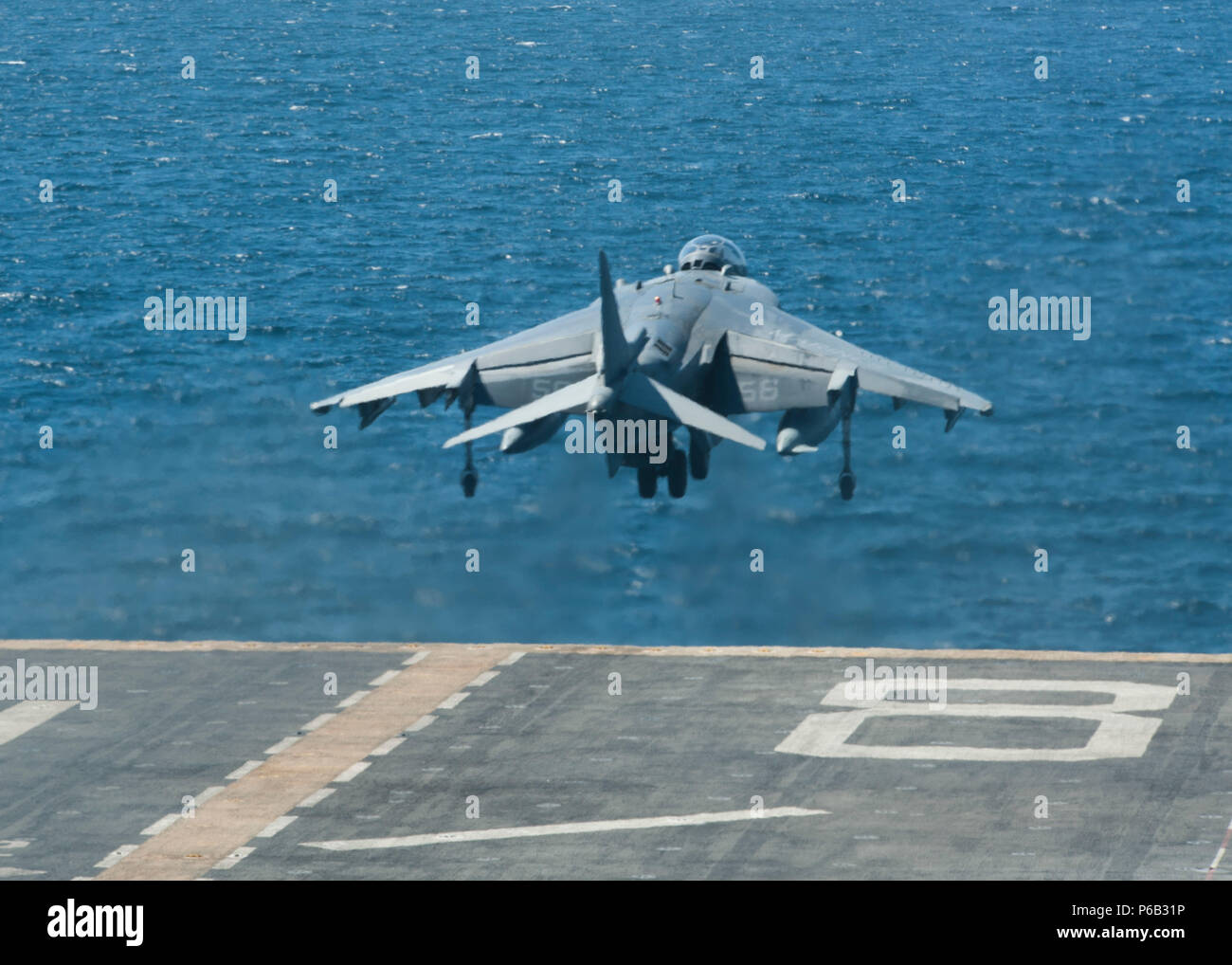 160816-N-LI768-121 Pazifik (16. August 2016) eine AV-8 b Harrier, zugewiesen, Marine Medium Tiltrotor Squadron (VMM) 163 (Stahlbeton), startet von amphibischen Angriff Schiff USS Makin Island (LHD 8). Makin Island führt integrierte Ausbildung mit amphibischen Geschwader fünf und die 11. Marine Expeditionary Unit vor der Küste von Süd-Kalifornien. (Foto: U.S. Navy Masse Kommunikation Spezialist Seemann Devin M. Langer/freigegeben) Stockfoto