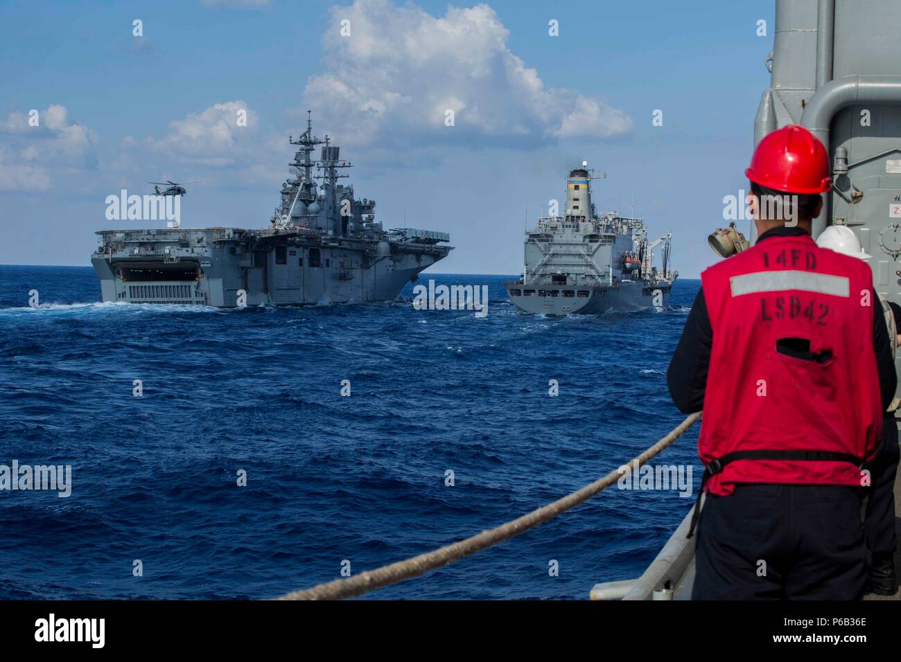 160831-M-GP 312-084 PAZIFISCHEN OZEAN (Aug. 31, 2016) Marinesoldaten und Matrosen mit der USS BONHOMME RICHARD Expeditionary Strike Group eine Neuversorgung der Mission zur Unterstützung der nach dem 31. MEU fallen Patrol führen. Die 31. MEU ist das Marine Corps' nur kontinuierlich vorwärts - Marine Air-Ground Task Force eingesetzt und kombiniert luft-Boden-Logistik in einem einzigen Team, das in der Lage ist, die für eine Vielzahl von militärischen Operationen in der asiatisch-pazifischen Region, von Kraft, Projektion und maritime Sicherheit auf humanitäre Hilfe und Katastrophenhilfe. (U.S. Marine Corps Foto von Lance Cpl. Jorge A. Rosales/Freigegeben) Stockfoto