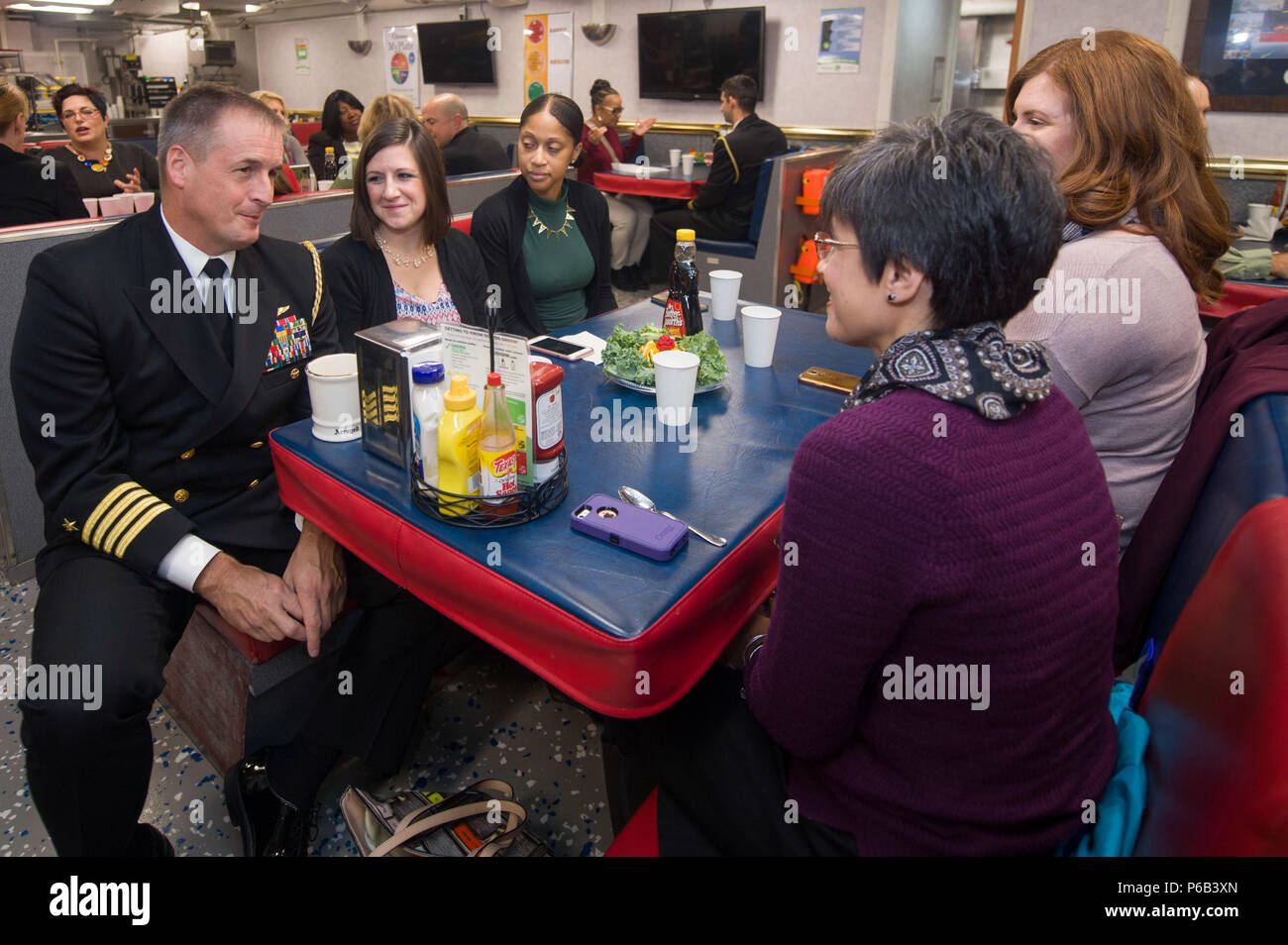 161014-N-von 095-059 BALTIMORE (Okt. 14, 2016) Kapitän Robert Gamberg, Carrier Strike Group 12 Stabschef, interagiert mit lokalen Erzieher bei einem Lehrer des Jahres Frühstück an Bord der geführte-missile Cruiser USS Leyte Gulf (CG55) als Teil von Maryland Fleet Week Air Show und Baltimore. Dieses Ereignis bietet die Leute und die Medien der größeren Maryland/Baltimore Bereich die Möglichkeit, sich mit Matrosen und Marines zu interagieren, Sowie sehen, aus erster Hand, die neuesten Funktionen von todayís Maritime Services. (U.S. Marine Foto von Seemann Maria I. Alvarez/Freigegeben) Stockfoto