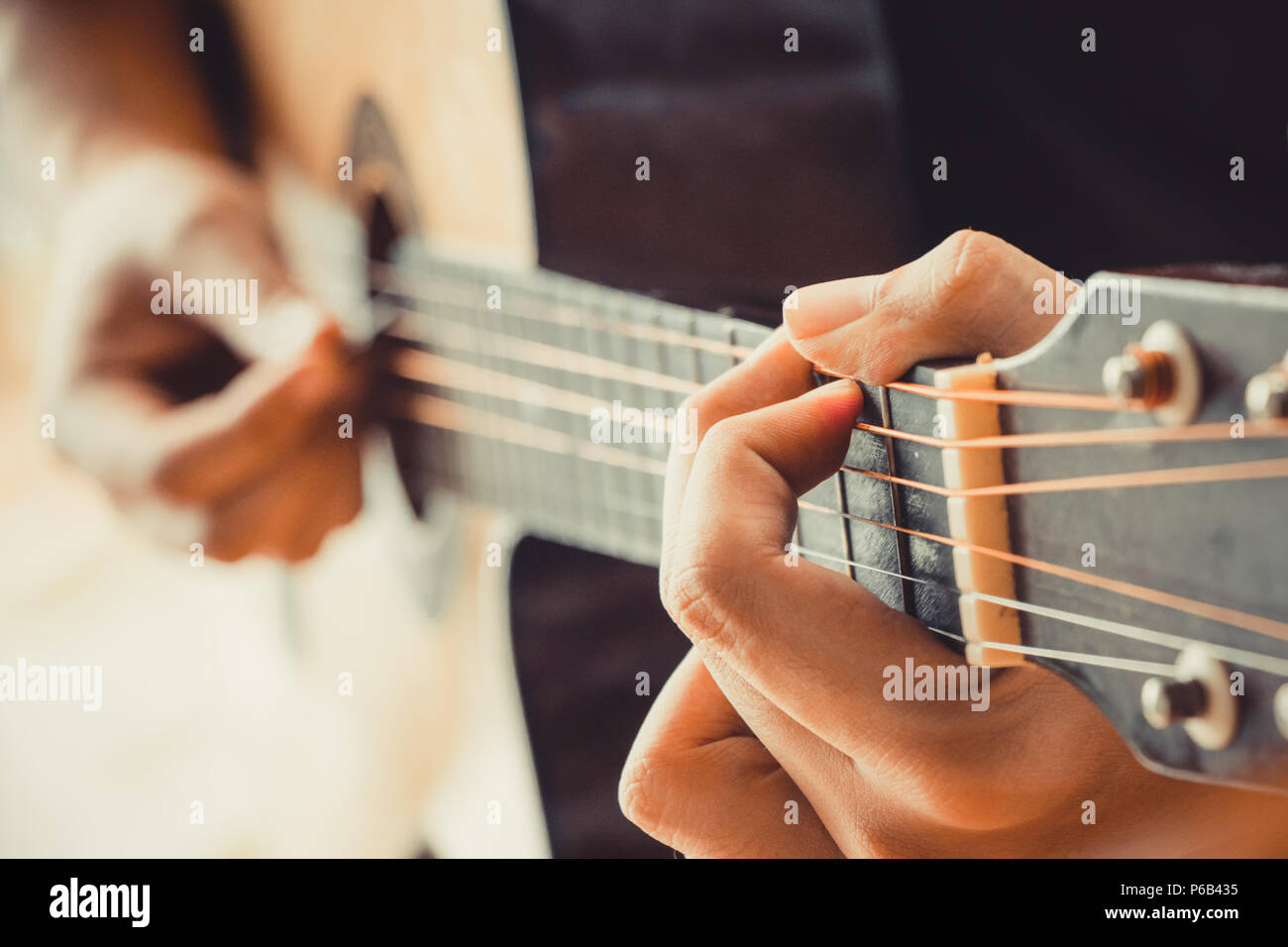 Nahaufnahme der menschlichen Hand zeigen, Gitarre spielen Stockfoto