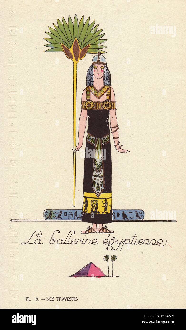 Frau in der ägyptischen Tänzerin (La ballerine egyptienne) Kostüm mit Kleid mit Hieroglyphen, Palm Fan und Sandalen eingerichtet. Von unbekannter Künstler mit Pochoir Schablone handcoloring von "Nos Travesti" (unsere Kostüme), Paris, 1928 Lithographie. Stockfoto