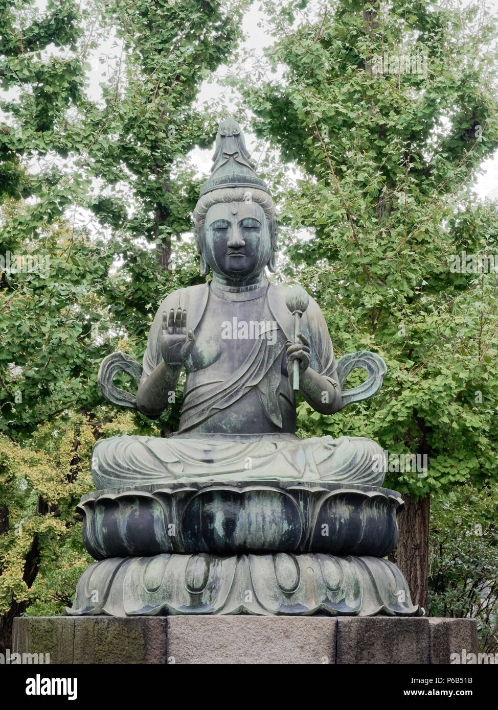 Grauen Stein Buddha in Meditationshaltung mit Finger und Hand berühren in Senso-ji Tempel, das beliebte Ausflugsziel in Asakusa in Tokio zeigen, Frieden, Barmherzigkeit, Weisheit und Ruhe Stockfoto