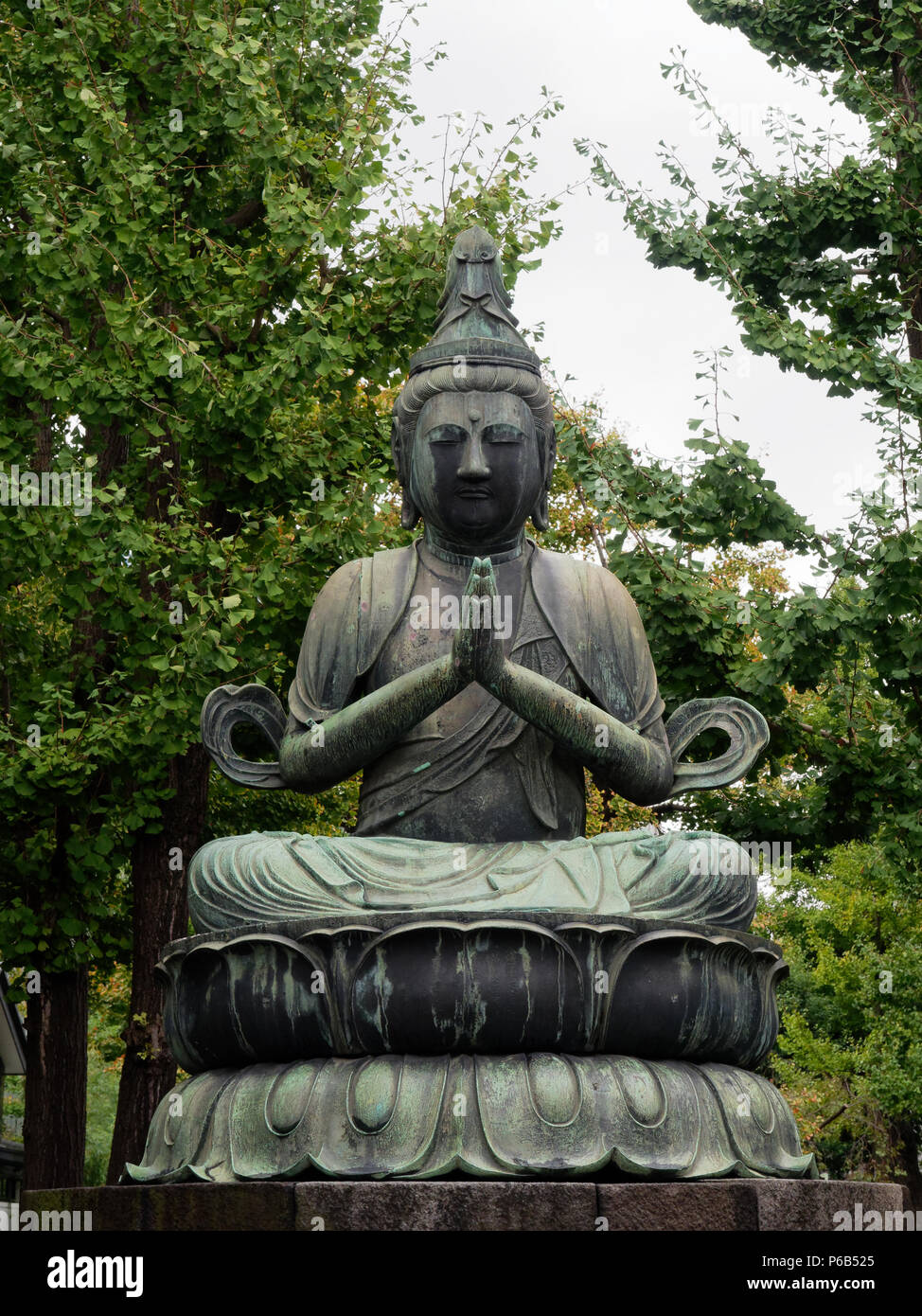 Grauen Stein Buddha in Meditationshaltung mit Finger und Hand berühren in Senso-ji Tempel, das beliebte Ausflugsziel in Asakusa in Tokio zeigen, Frieden, Barmherzigkeit, Weisheit und Ruhe Stockfoto