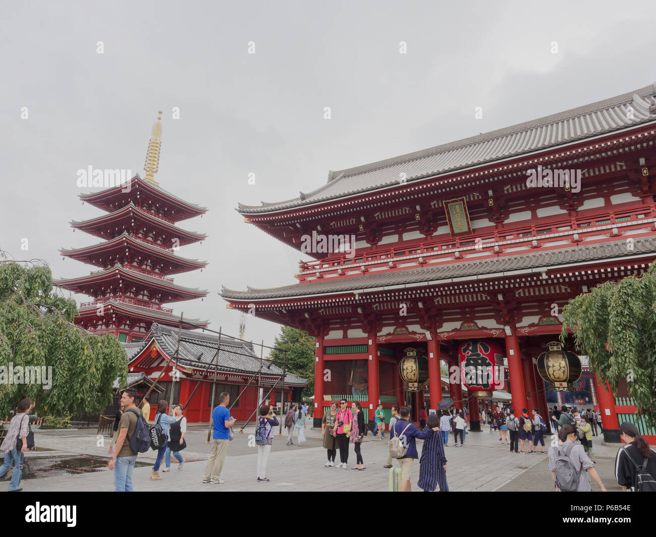 TOKYO, Japan - 28. SEPTEMBER 2017: Hozomon, Treasure House Tor, ist der berühmte touristische Destination führt zu der Senso-ji mit 5 stöckige Pagode auf dem Hintergrund in Asakusa Stockfoto