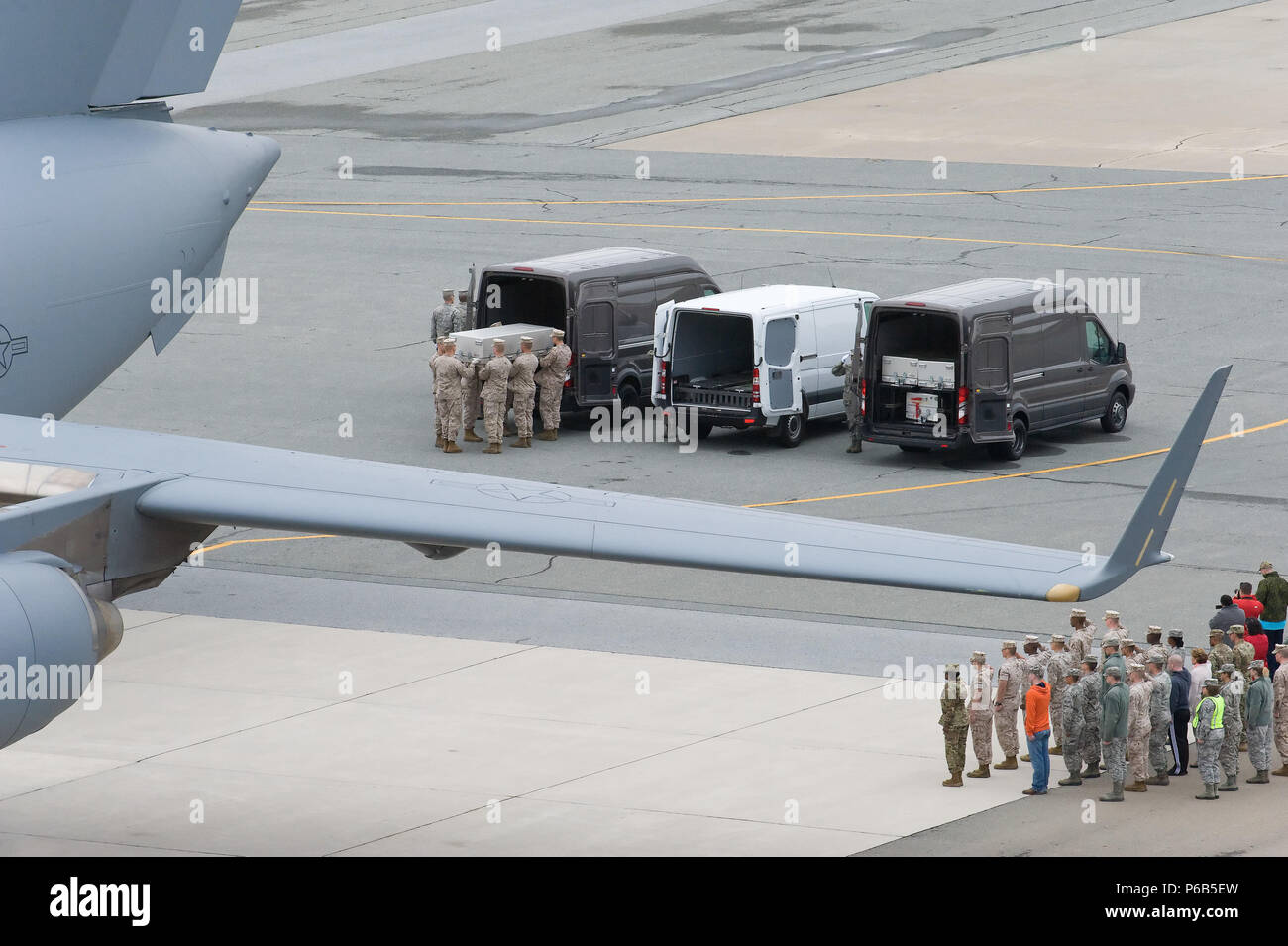 Die Air Force Leichenhalle Angelegenheiten Operationen statt einer Masse Unfallversicherung Ausbildung Übung, ein Mock würdige Übertragung 4. Mai 2016 in Dover Air Force Base, Del. Die 3-Tages Übung getestet AFMAO die Fähigkeit zu einer Masse Unfallversicherung Vorfall zu reagieren. Es ist die Aufgabe und das Privileg AFMAO heilige Verpflichtung unserer Nation zu gewährleisten Würde, Ehre und Respekt zu unserer Nation gefallen, sowie Pflege, Service und Support zu ihren Familien zu erfüllen. (U.S. Air Force Foto/Roland Balik) Stockfoto