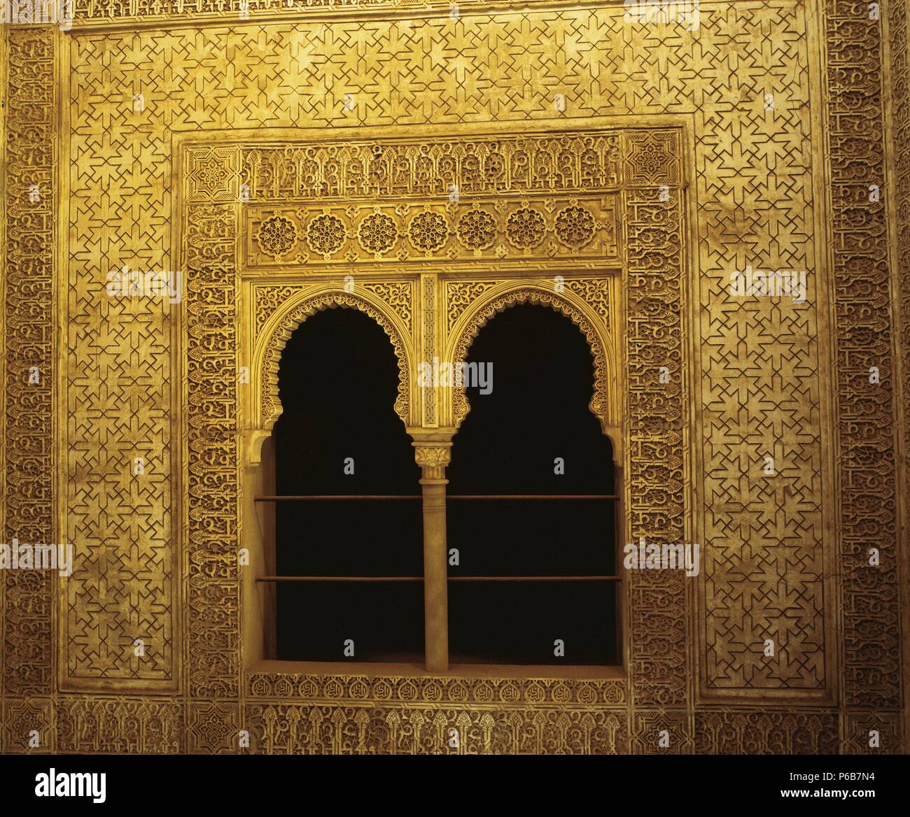 Spanien. Granada. Die Alhambra. Der Säugling Turm. 14.-15. Jahrhundert. Detail der Twin Fenster des Hofes im Obergeschoss. Stockfoto