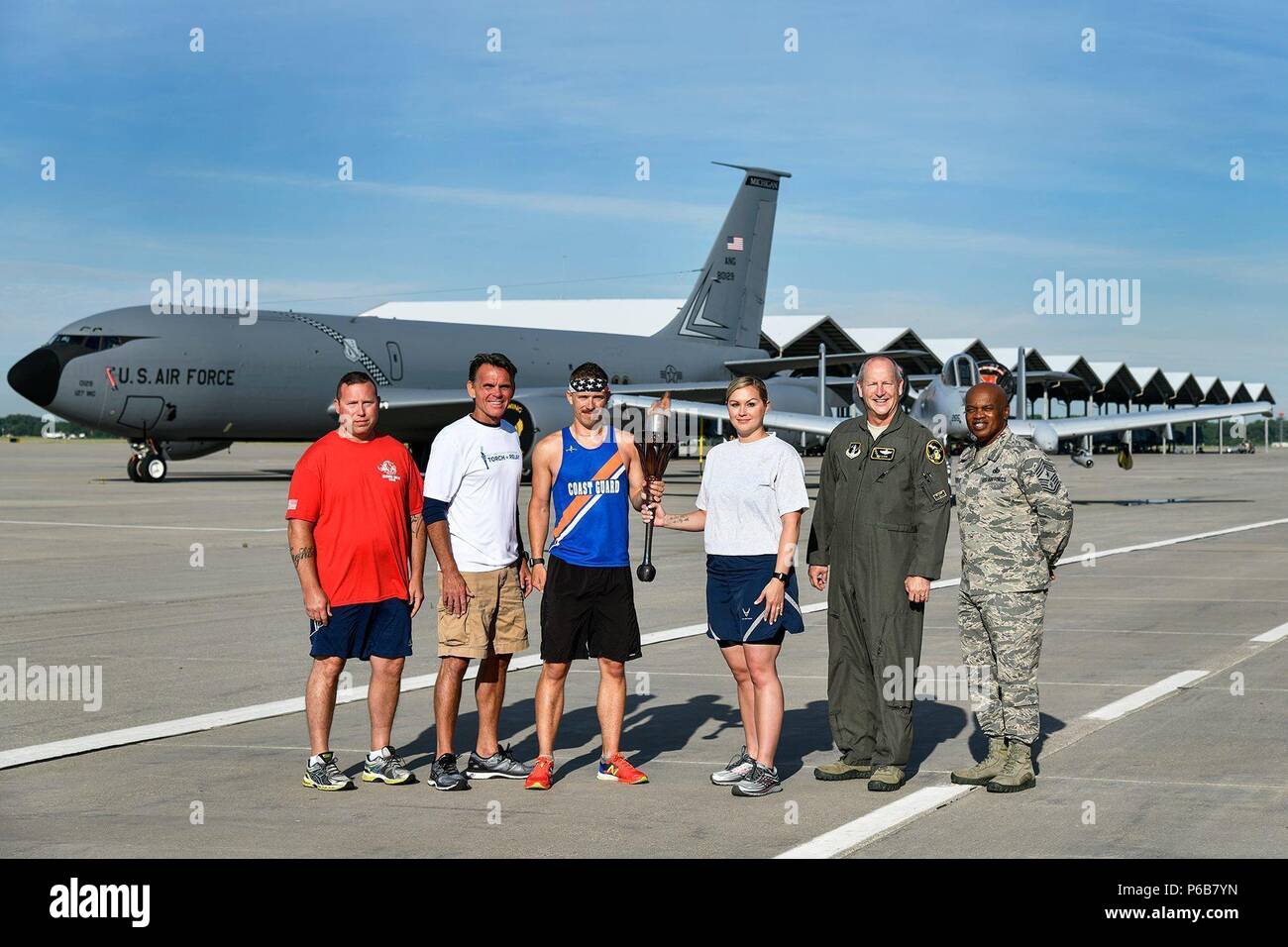 Service für Mitglieder von Selfridge Air National Guard Base, Mich., sind stolz darauf, die Teilnehmer der Macomb County Bicentennial Fackellauf ausführen. Fünf Läufer, von denen jedes Team Selfridge lief eine Meile Beine tragen die Fackel durch SANGB. Zu Ehren des Generals Alexander Macomb, eine hoch dekorierte Veteranen des Krieges von 1812 genannt, Macomb County wurde formell am 15. Januar organisiert, 1818 als die dritte County in Michigan Territorium. Macomb County hat zu Hause Selfridge Air National Guard Base seit 1. Juli 1917. (In den USA. Air Force Foto von Herrn Terry Atwell) Stockfoto