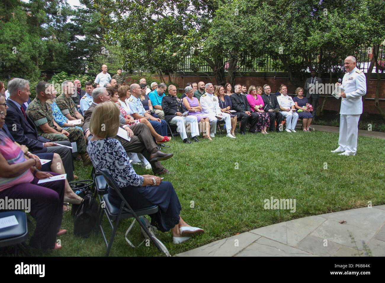 Hintere Adm. Brent W. Scott, 19 Kaplan des Marine Corps, spricht mit militärischen Mitglieder und Gäste während der Werbeaktion Zeremonie in der Marine Familie Garten bei Marine Barracks Washington, Washington D.C., den 21. Juni 2018. Hintere Adm. Gregory N. Todd war bis zum 20. Kaplan des Marine Corps gefördert. (U.S. Marine Corps Foto von Sgt. Olivia G. Ortiz) Stockfoto