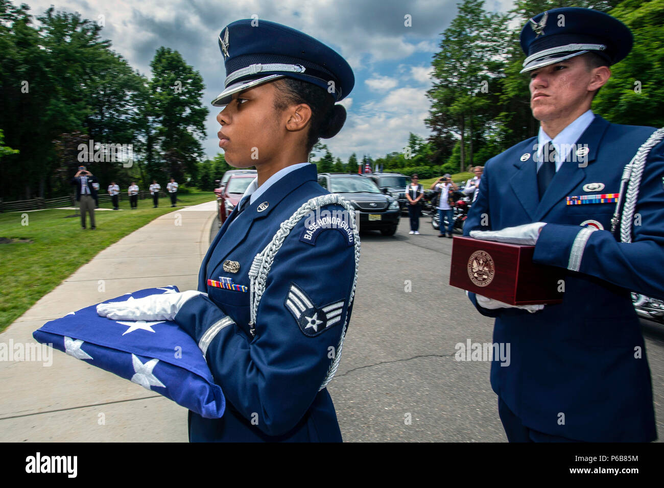 Us Air Force Senior Airman Seetha Dockery, Links, und Senior Airman Eric Re Guerrero eine Fahne und eine Urne mit den cremains eines Veterans während der 29 New Jersey Mission der Ehre (NJMOH) Zeremonie an der Brigadier General William C. Doyle Veterans Memorial Friedhof im Norden Hannovers Township, New Jersey, 21. Juni 2018 durchzuführen. Die cremains von eine Welt krieg ich Veteran Joseph S. Bey, zwei Weltkriegveterane Arthur L. Hodges und James C. Warren, zwei Korean War Veterans Wilbur J. durchbohren und Claude Robinson, drei Vietnam Veteranen Joseph F. Boone jr., Malachia Rich Jr. und Wilbert E. Smith; und t Stockfoto