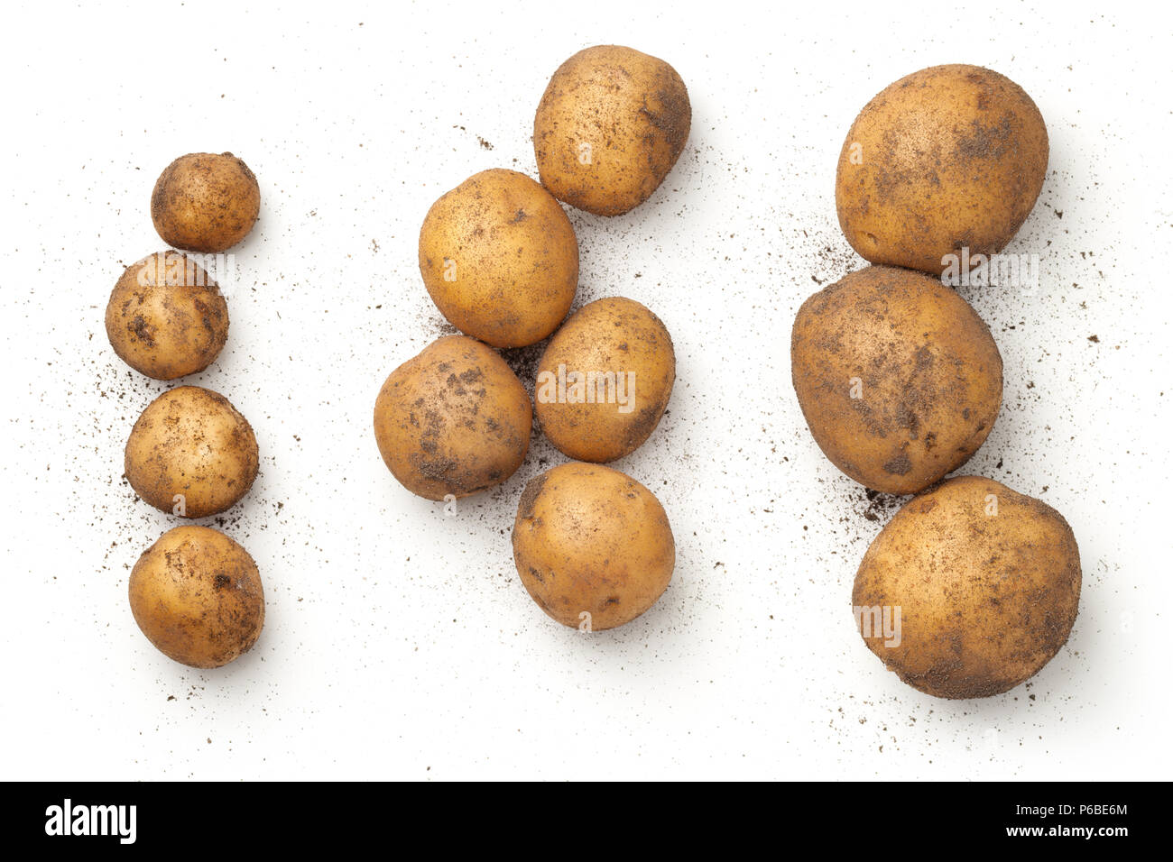 Frische organische Kartoffeln auf weißem Hintergrund. Ansicht von oben Stockfoto