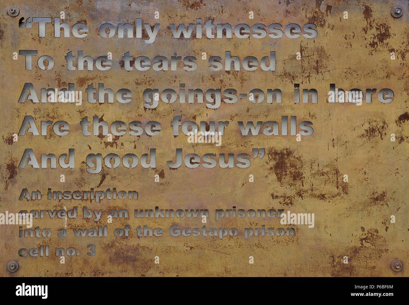 Polen. Krakau. Gestapo Museum. Beschriftung von einem unbekannten Gefangenen in eine Wand gehauen. Zelle n¼. 3. "Die einzigen Zeugen, die Tränen und das Treiben in Hier sind diese für Wände und guter Jesus'. Stockfoto