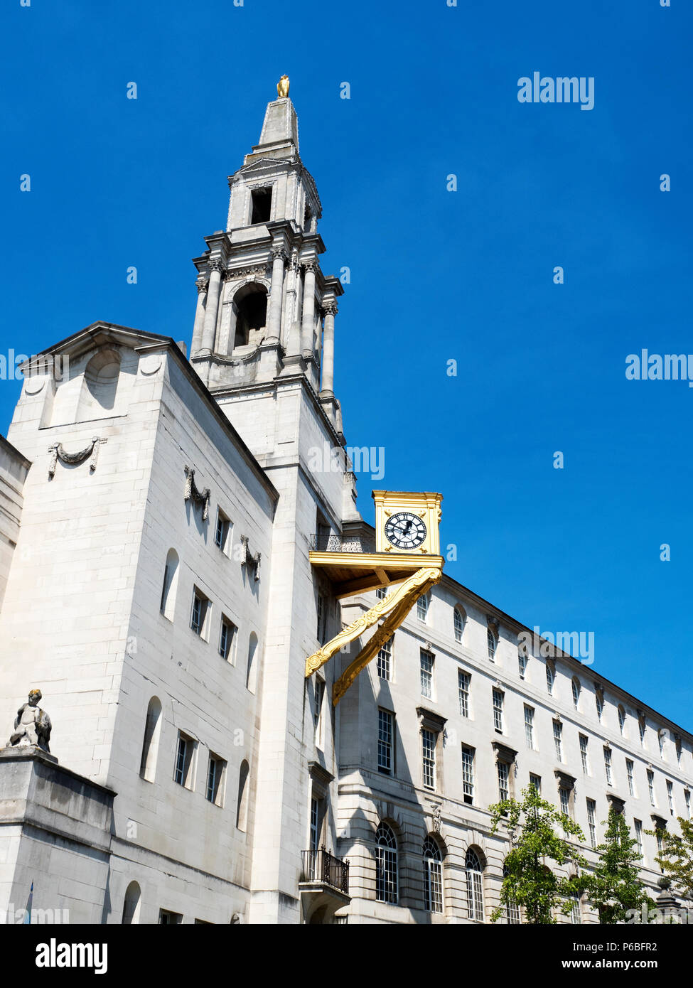 Gold Uhr in Leeds Civic Hall in Millennium Square im Sommer Leeds West Yorkshire England Stockfoto