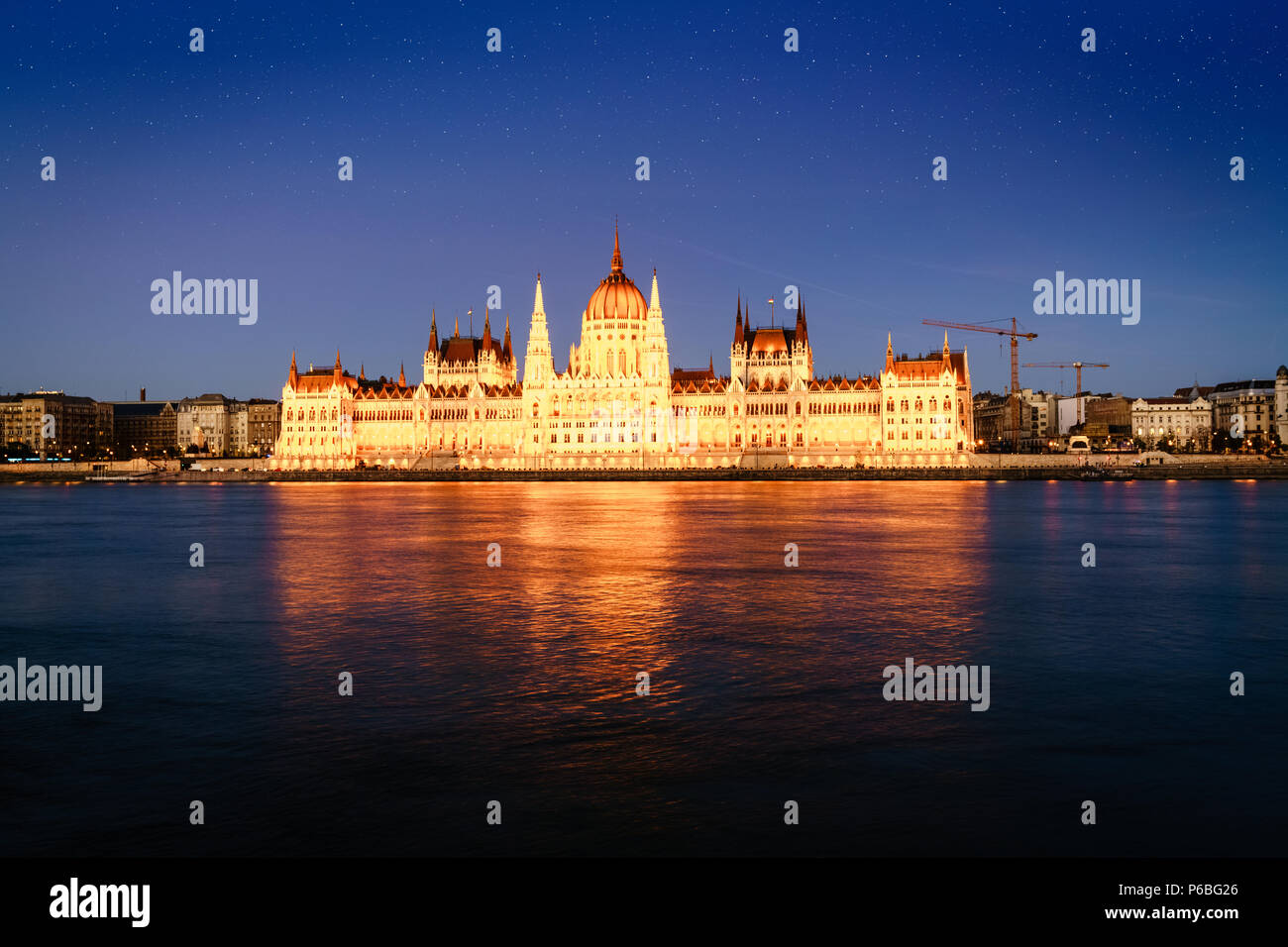Schöne Sicht des ungarischen Parlaments Bulding in der Donau bei Nacht reflektieren Stockfoto