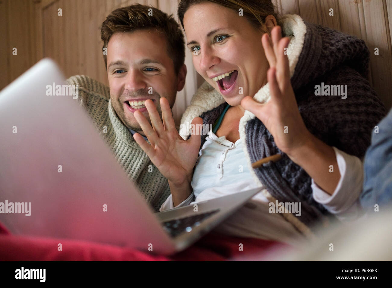 Gerne europäische Familie beim Einkaufen mit Laptop im Internet. Mann und Frau sind glücklich und lächelte sie an, Nachrichten form Freunde sprechen mit App. Conce Stockfoto