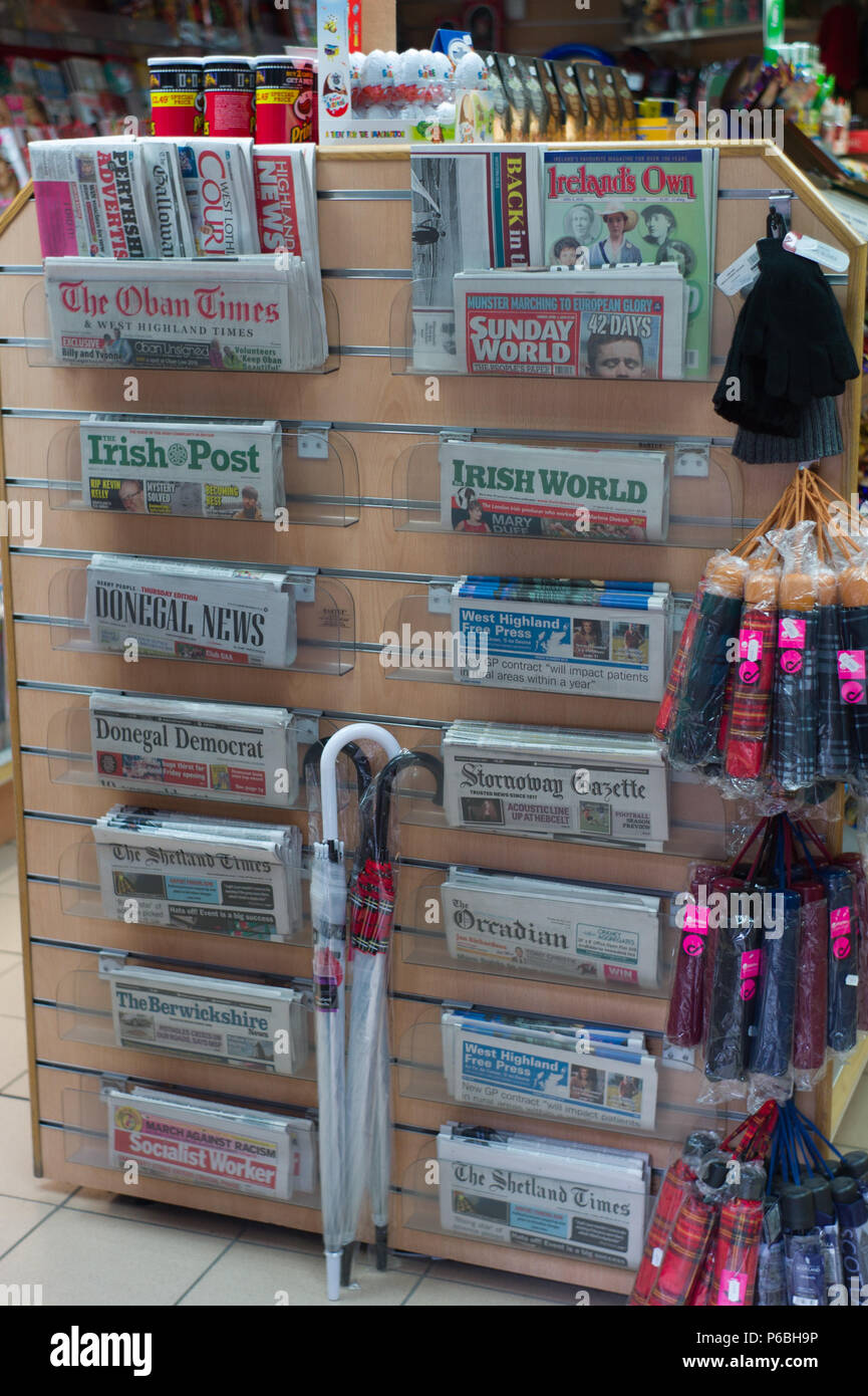 Eine große Auswahl an lokalen Zeitungen für den Verkauf in einem Shop auf dem Edinburgh 1,6 km Straße. Schottland Stockfoto