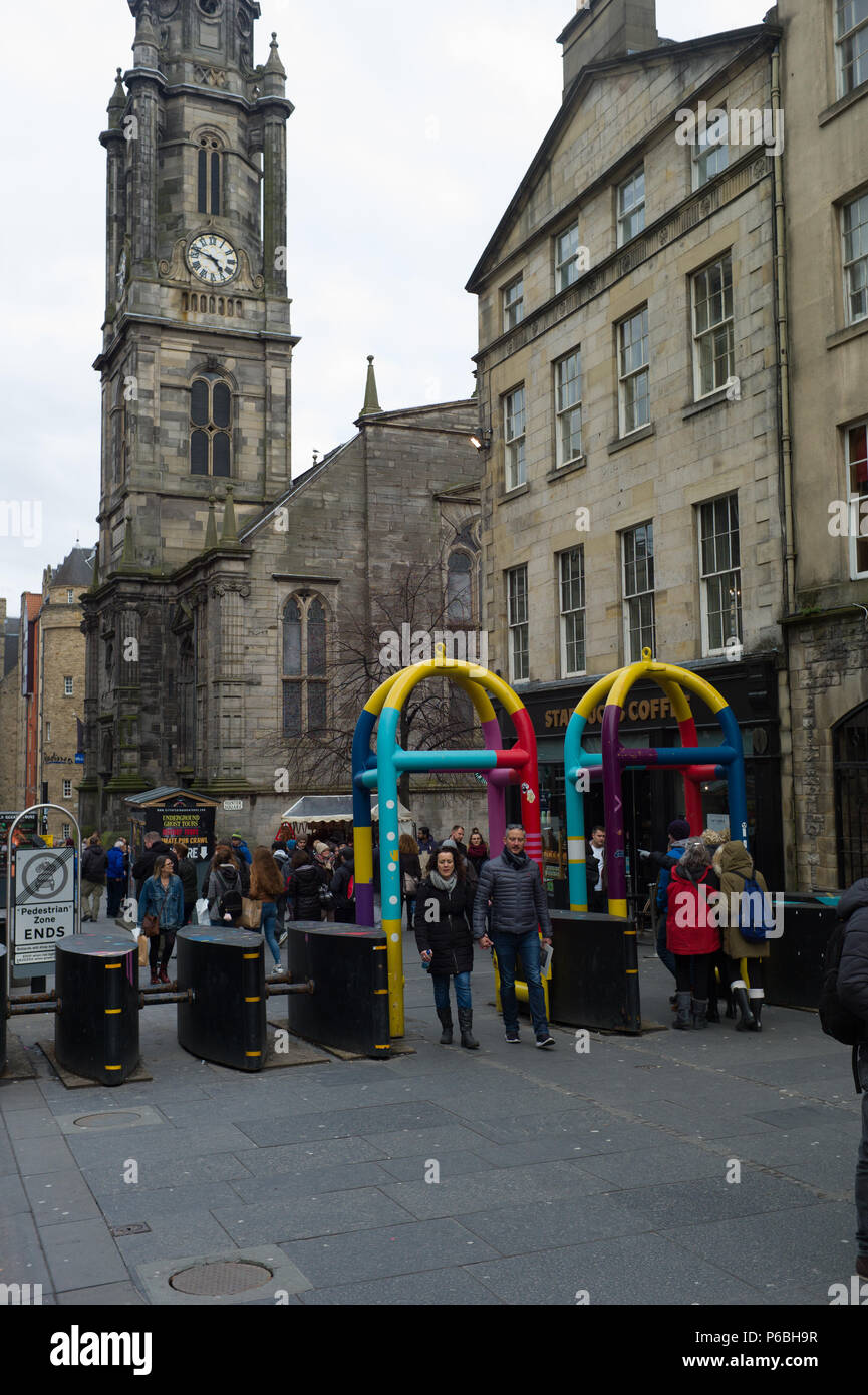 Fahrzeug gegen terroristische Barrieren auf der Royal Mile in Edinburgh, Schottland Stockfoto