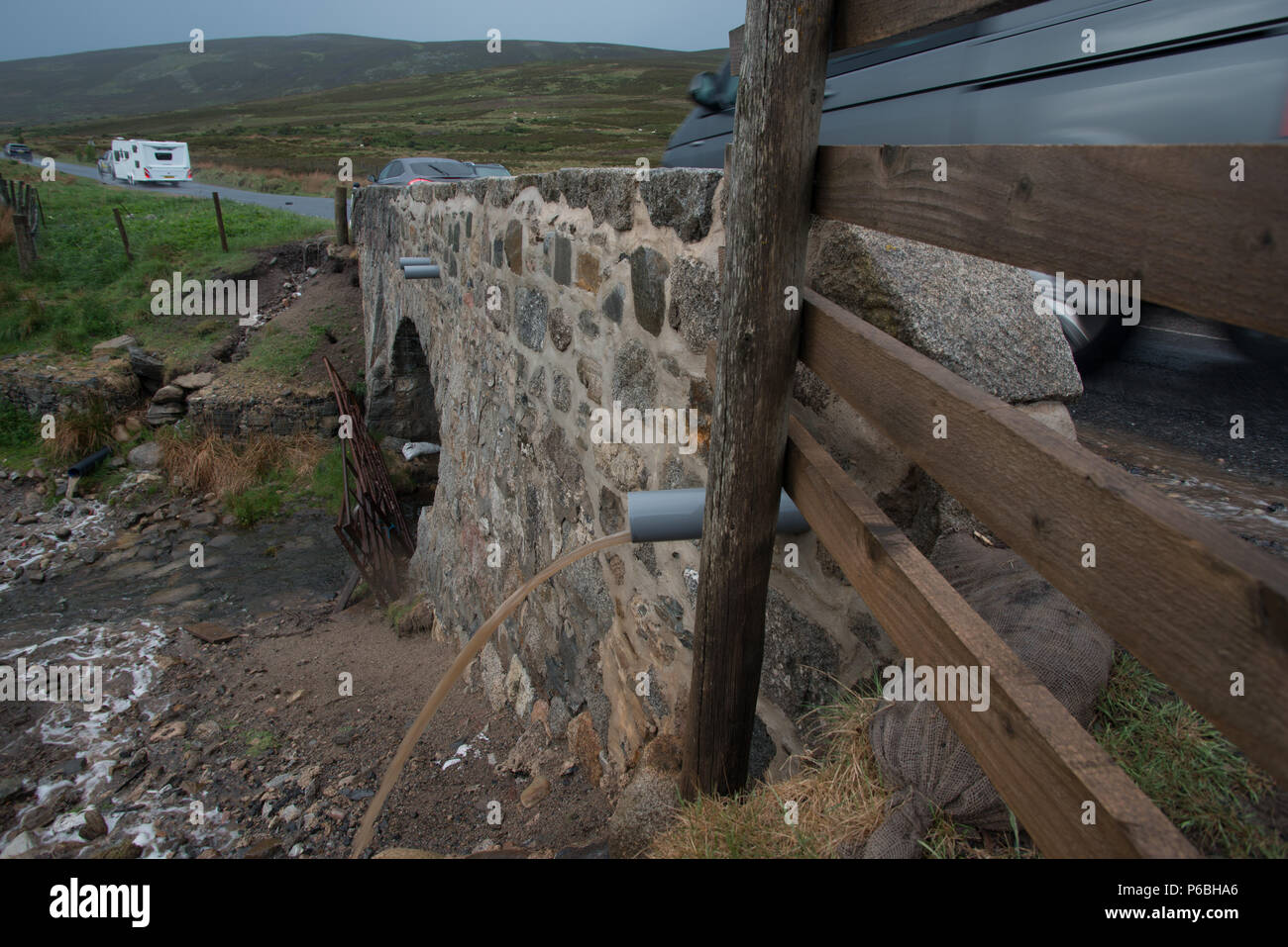 Straße Wasser in einen kleinen Bach laufen nach einem Gewitter in die Cairngorm Mountains Schottland Stockfoto