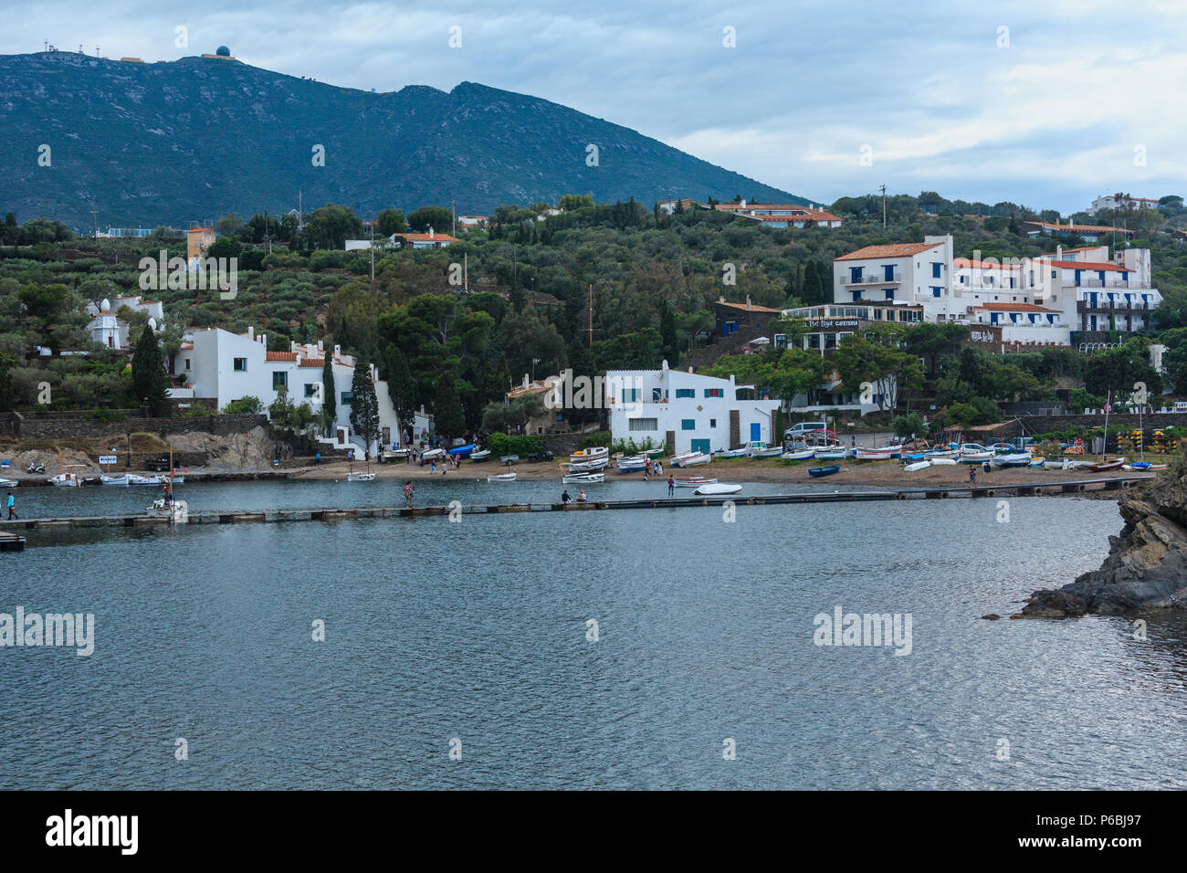 Cadaques, Spanien, Juni, 02, 2016: Bucht Cala de Portlligat Summer View mit Strand und Boote (Cadaques, Girona, Spanien). Stockfoto