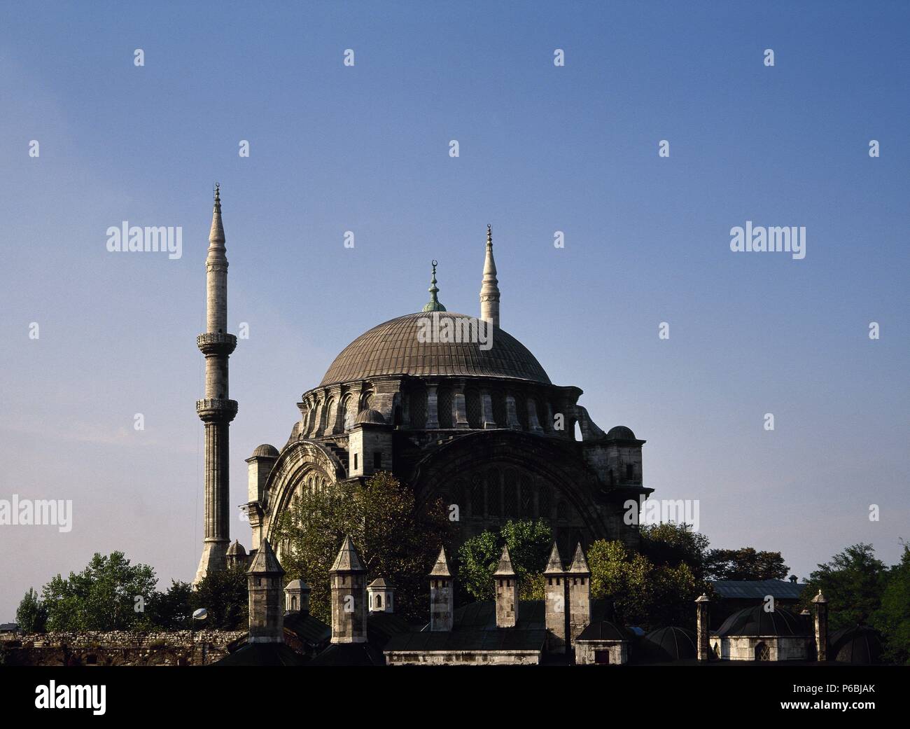 Turkei. Istanbul. Nuruosmaniye Moschee. Zwischen 1748 und 1755 von Simeon Kalfa und Mustafa Aga erbaut. Von außen. Stockfoto