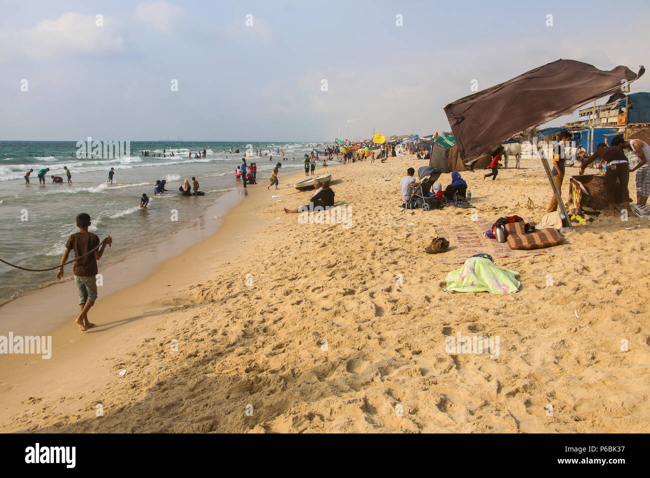 Die Küste des Gazastreifens Meer ist mit Urlaubern überfüllt und ist der einzige Ort, an dem Palästinenser sich frei fühlen. Stockfoto